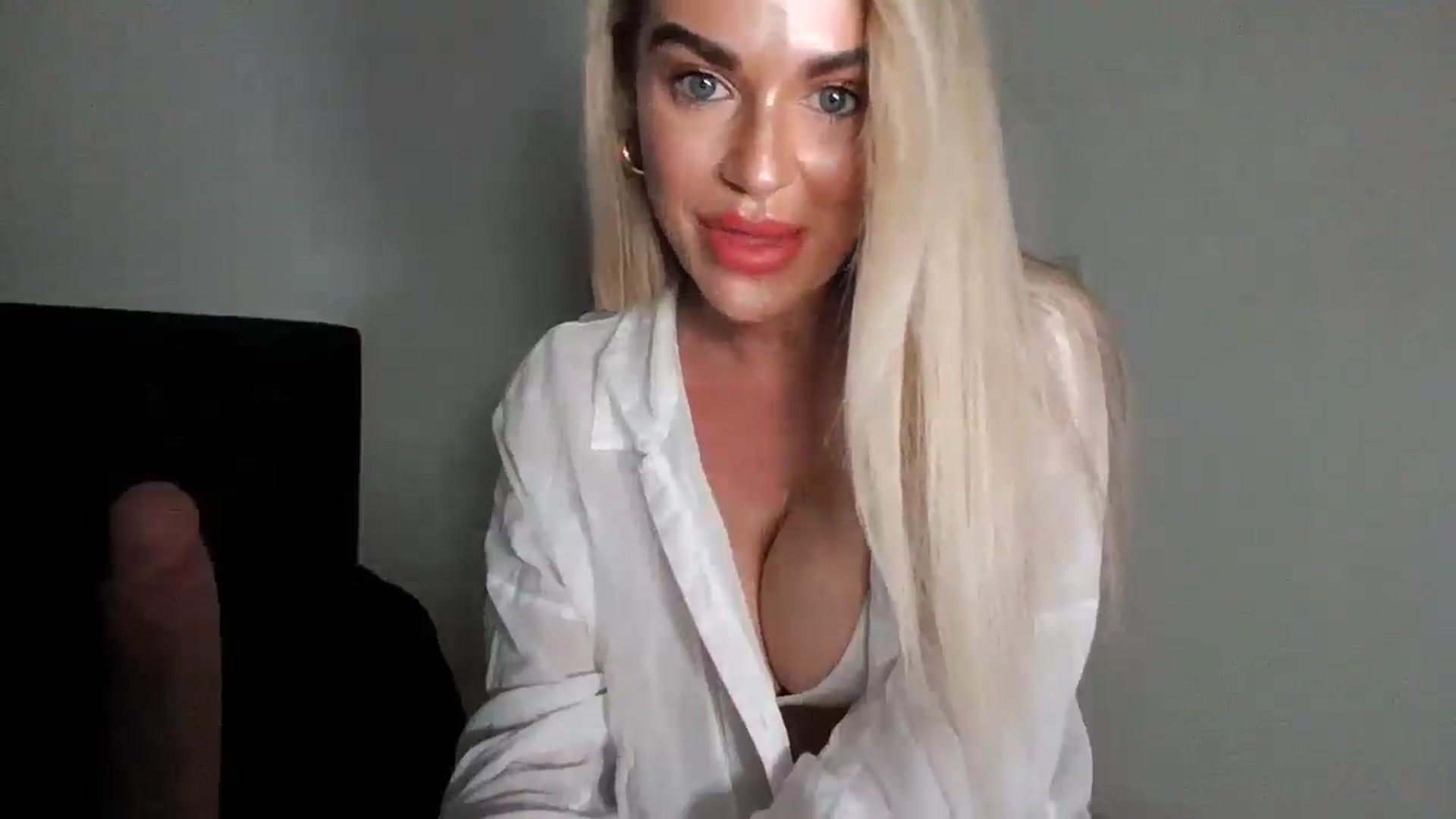 Gallery image thumbnail from MeganMiles's myfreecams stream on, 04/14/2026, 20:14 image 18 of 20