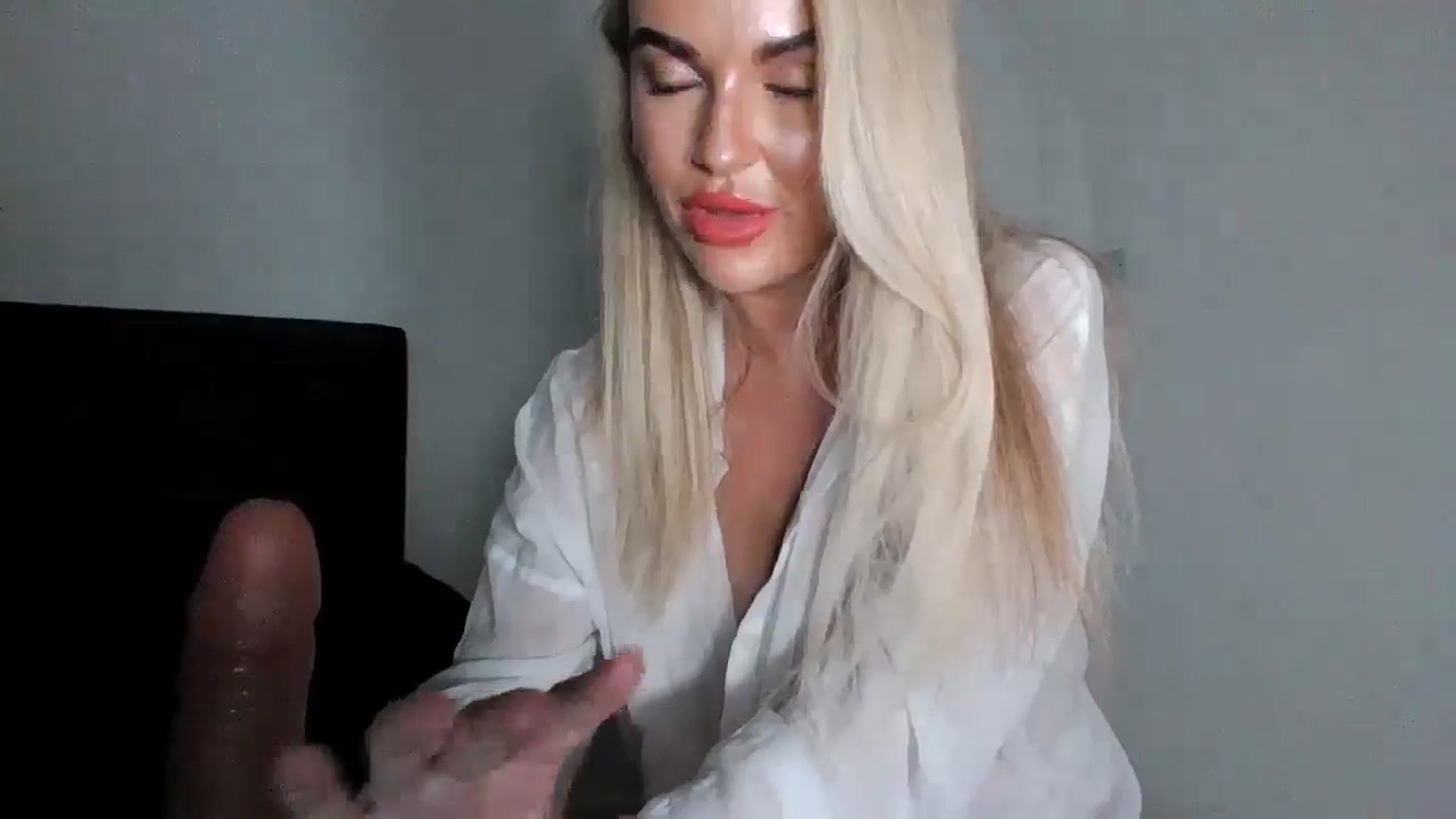 Gallery image thumbnail from MeganMiles's myfreecams stream on, 04/14/2026, 20:56 image 6 of 20