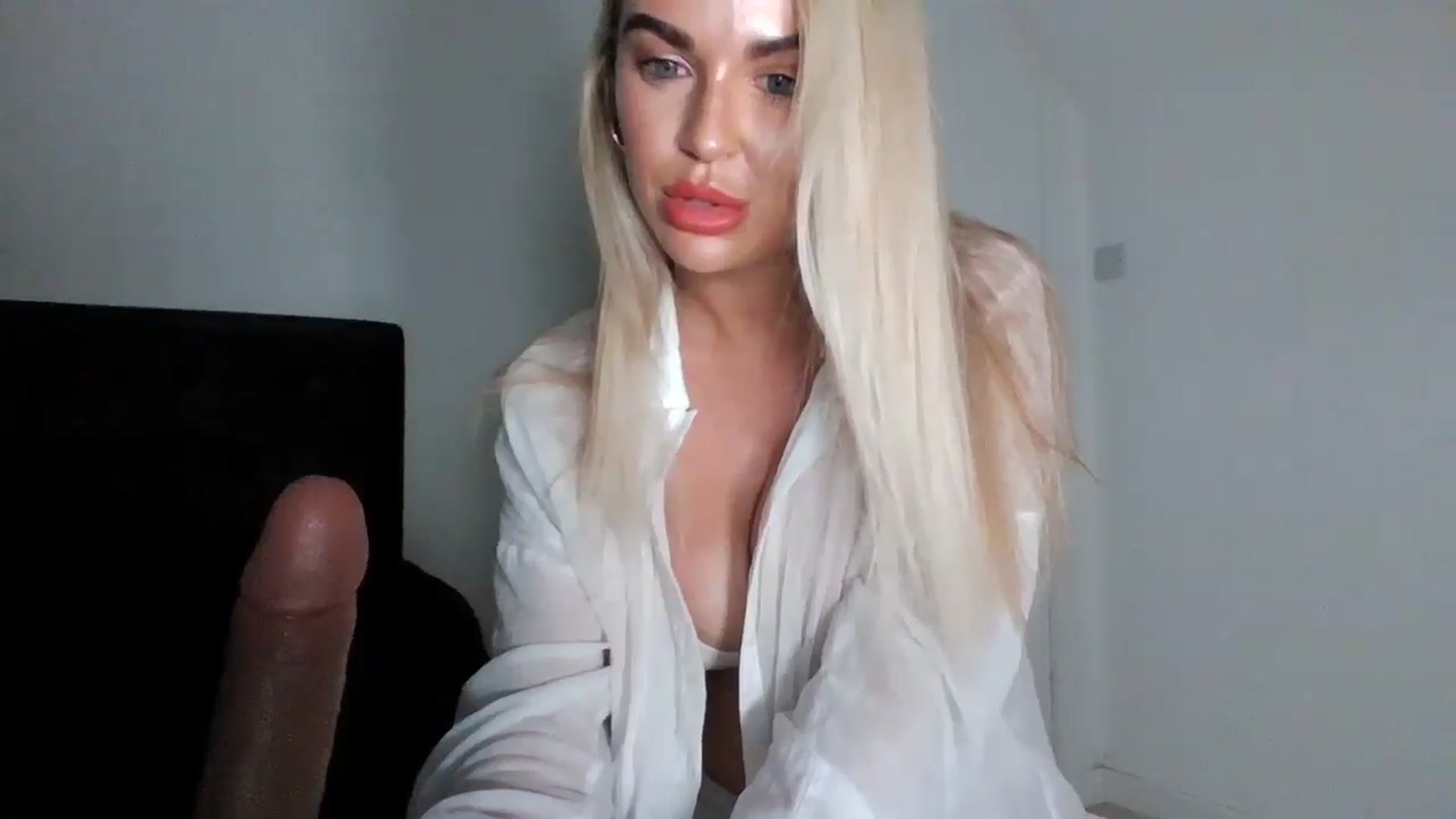 Gallery image thumbnail from MeganMiles's myfreecams stream on, 04/14/2026, 20:56 image 15 of 20