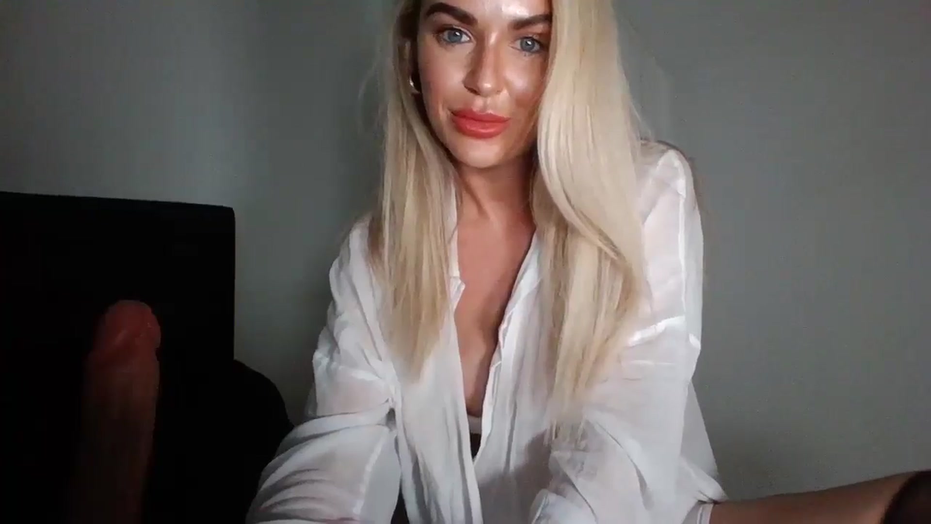 Gallery image thumbnail from MeganMiles's myfreecams stream on, 04/14/2026, 20:56 image 4 of 20