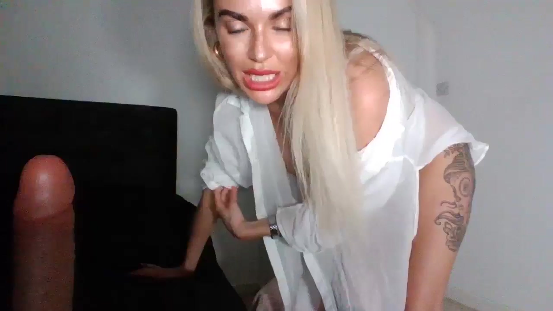 Gallery image thumbnail from MeganMiles's myfreecams stream on, 04/14/2026, 21:40 image 17 of 20