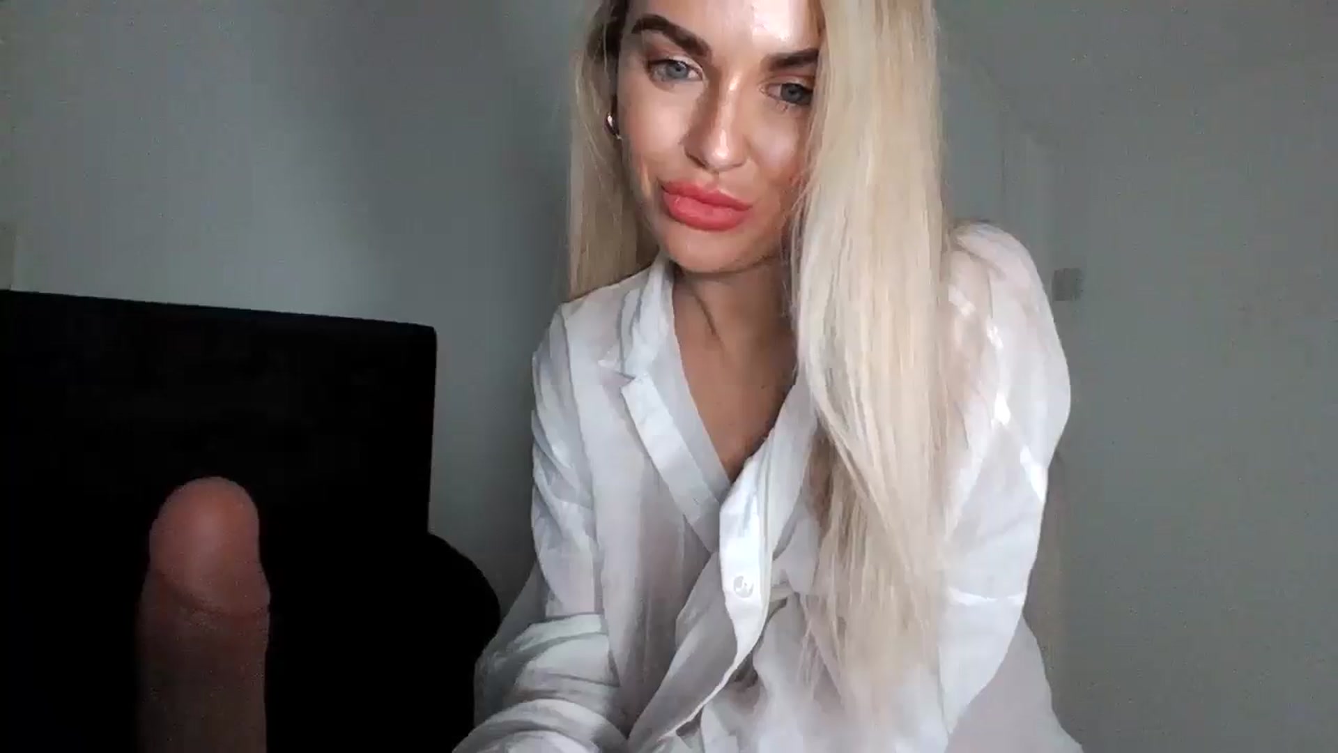 Gallery image thumbnail from MeganMiles's myfreecams stream on, 04/14/2026, 23:36 image 14 of 20