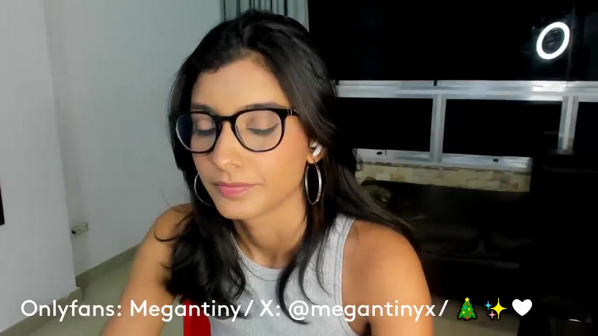 Gallery image thumbnail from MeganTiny's myfreecams stream on, 12/19/2024, 02:53 image 10 of 20