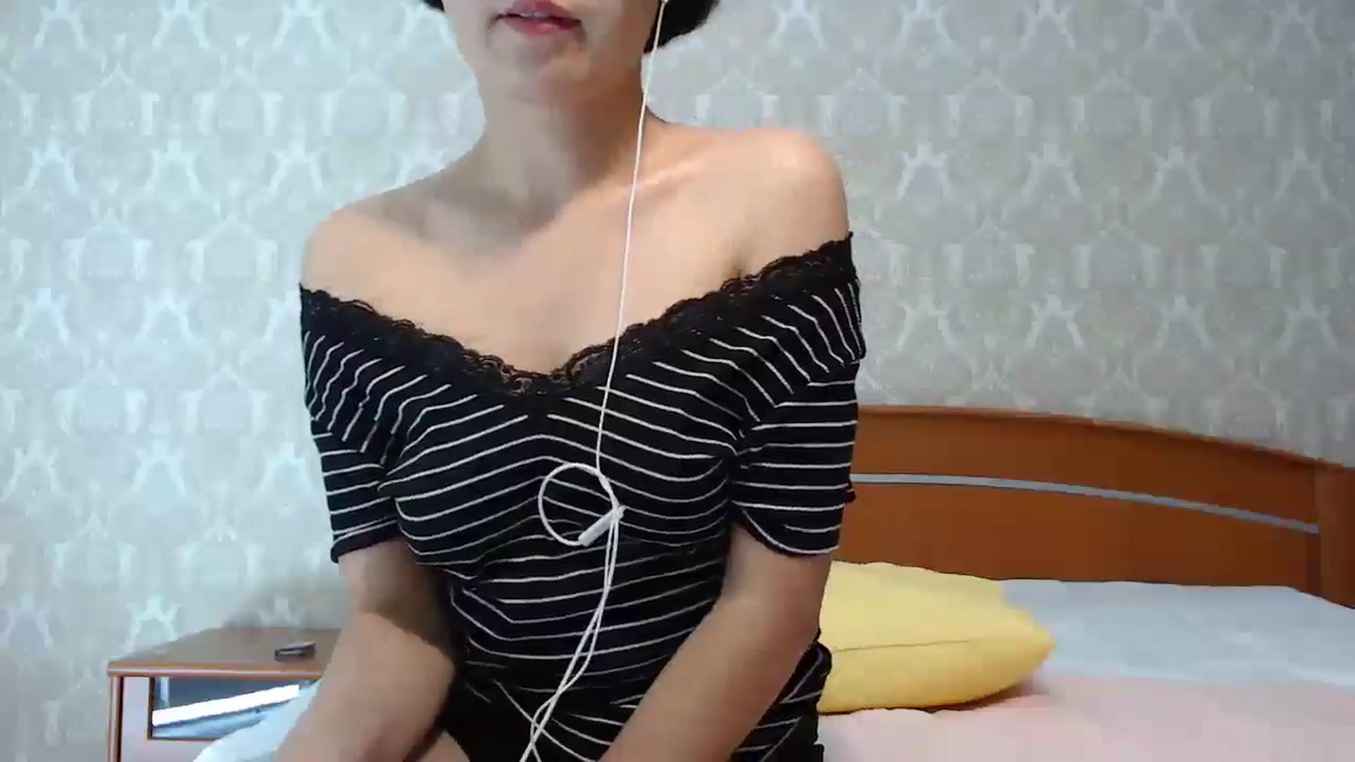 Gallery image thumbnail from MelJoy's myfreecams stream on, 10/19/2024, 17:01 image 16 of 20