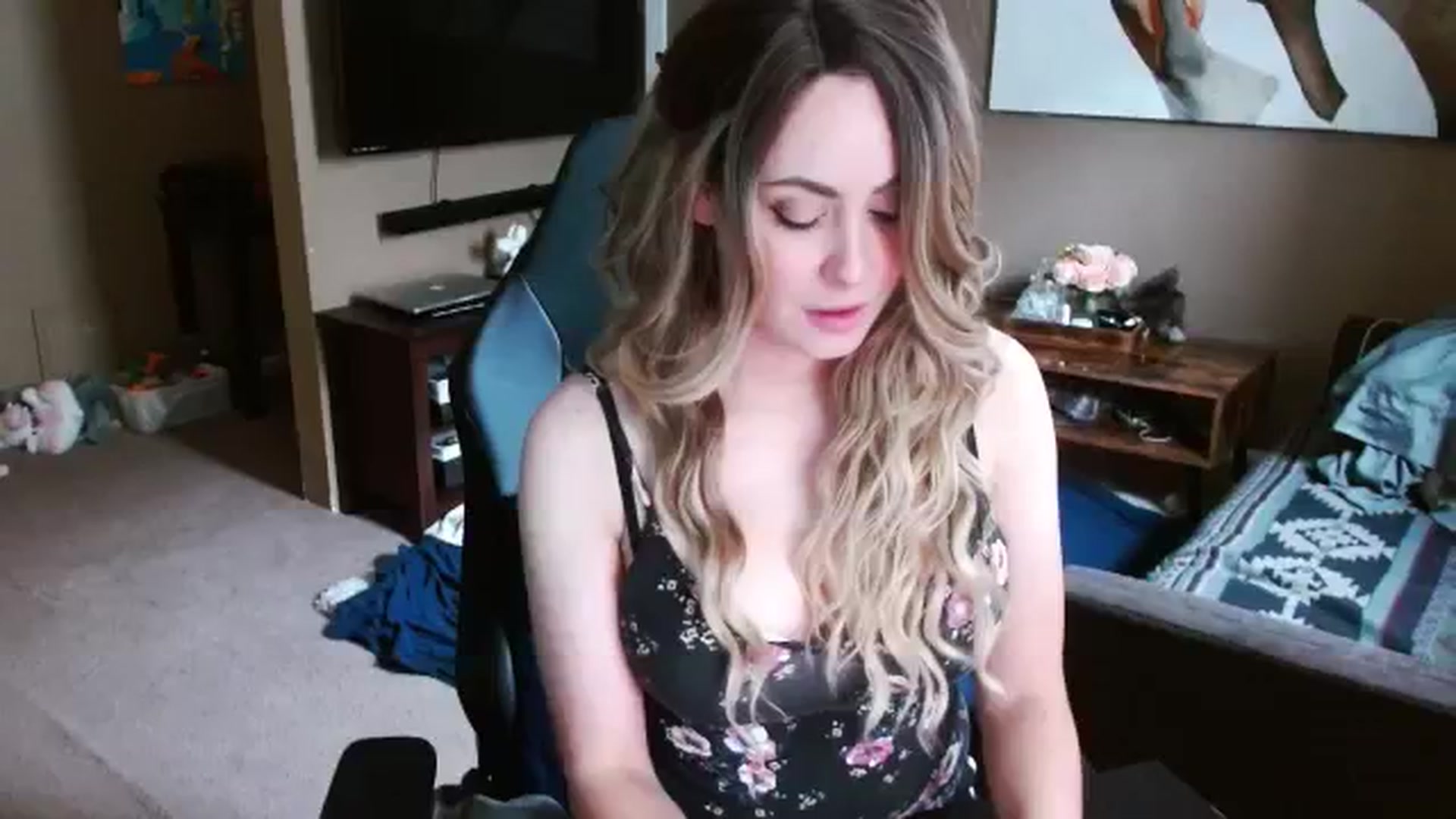 Gallery image thumbnail from Mel_inLove's myfreecams stream on, 10/11/2025, 18:31 image 10 of 20