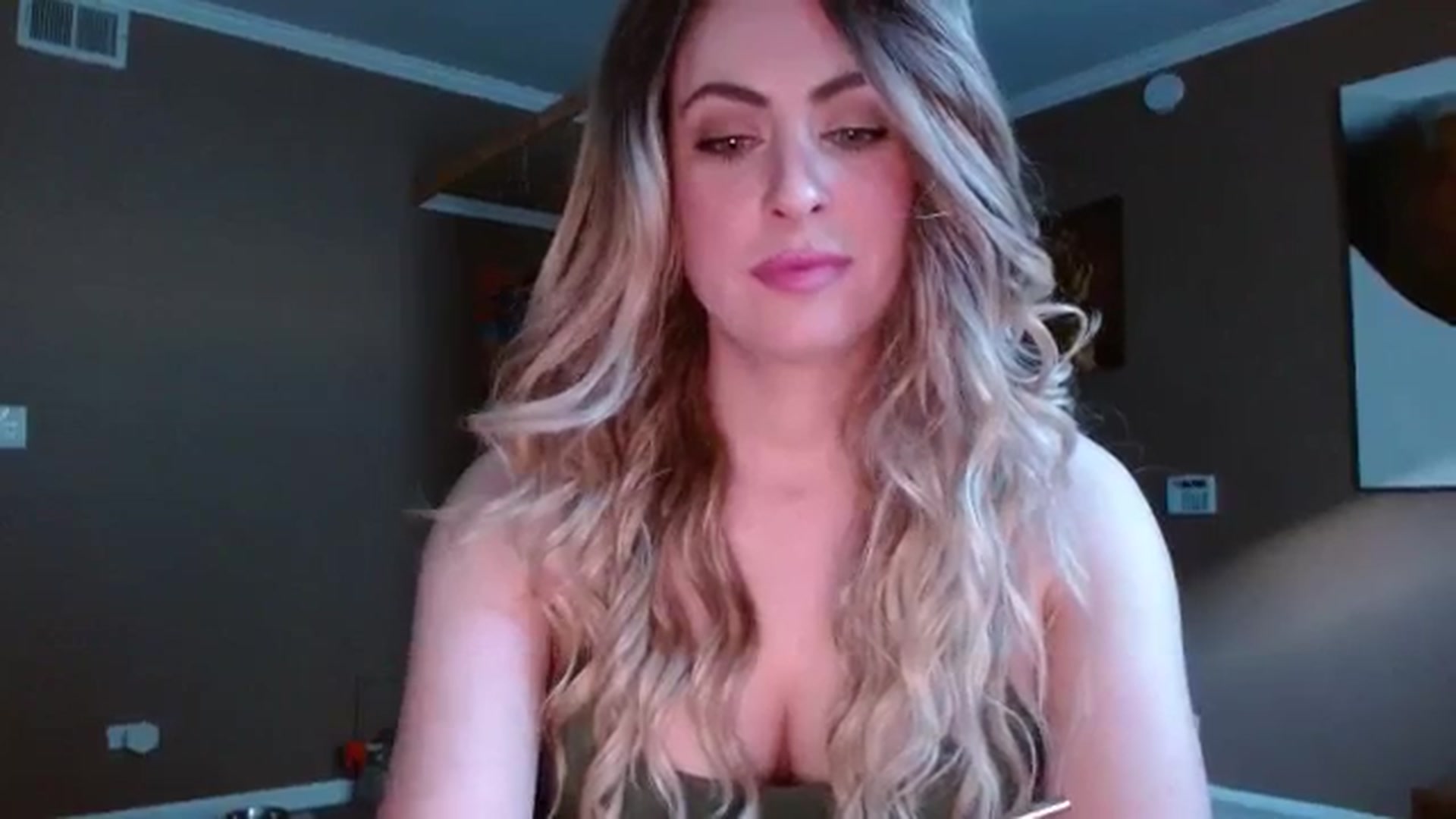 Gallery image thumbnail from Mel_inLove's myfreecams stream on, 11/16/2025, 20:42 image 7 of 20