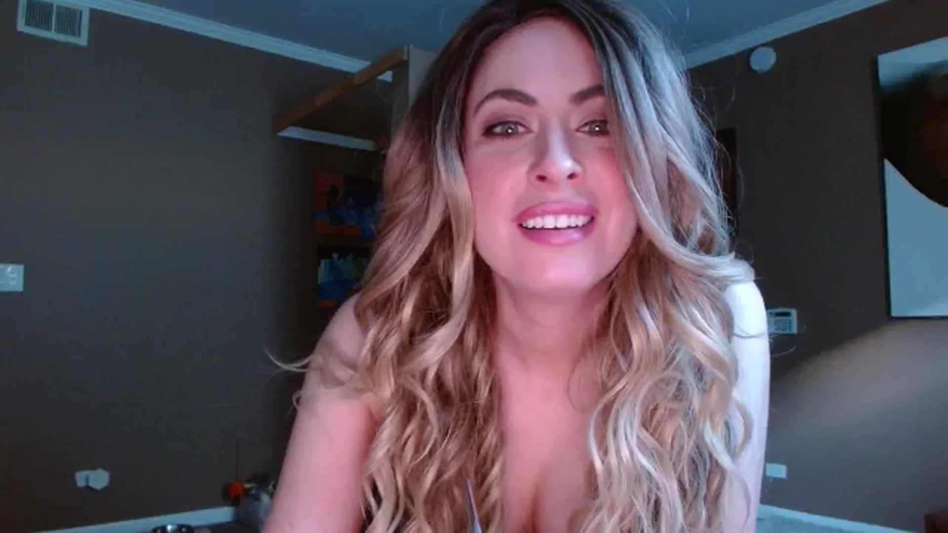 Gallery image thumbnail from Mel_inLove's myfreecams stream on, 11/16/2025, 20:42 image 4 of 20
