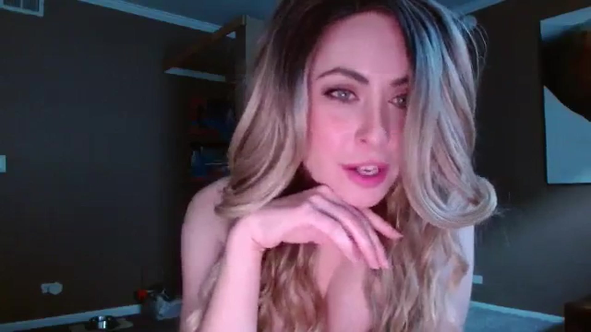 Gallery image thumbnail from Mel_inLove's myfreecams stream on, 11/16/2025, 21:26 image 18 of 20