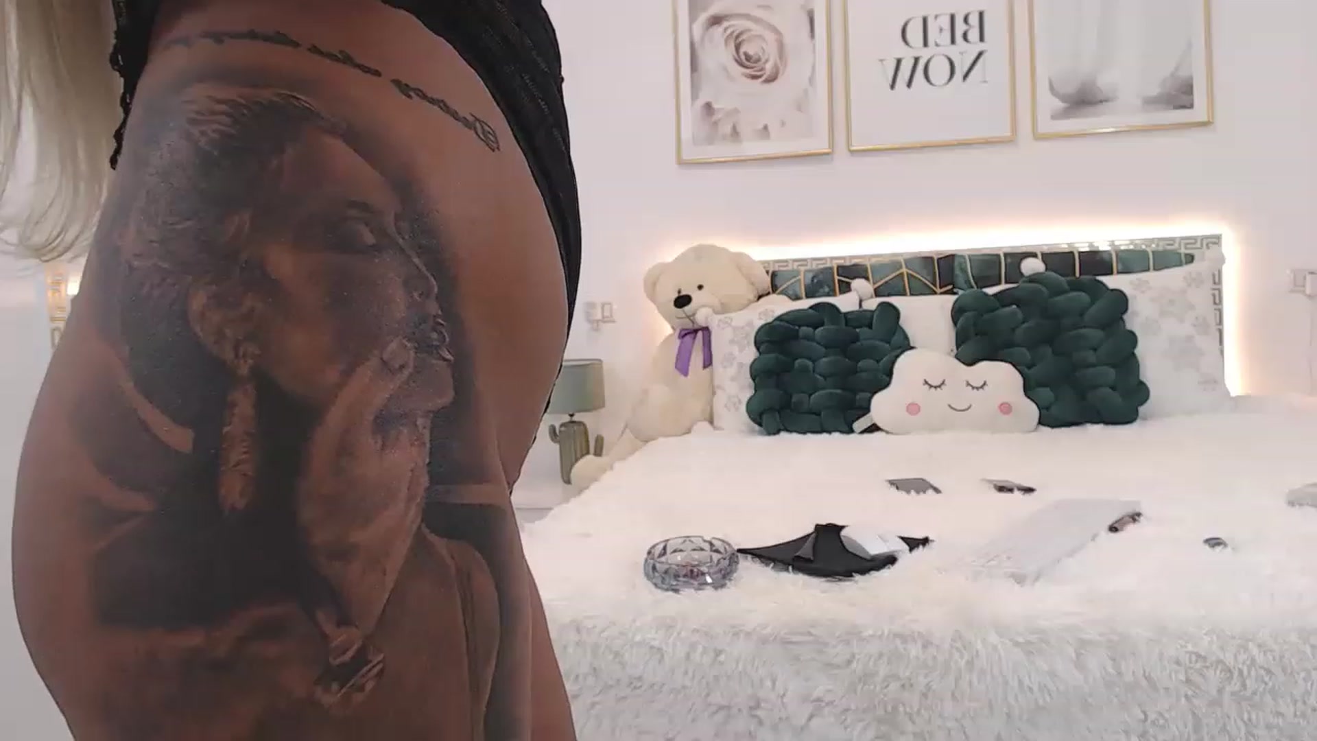 Gallery image thumbnail from MelanieLexxx's myfreecams stream on, 12/08/2022, 20:35 image 19 of 20