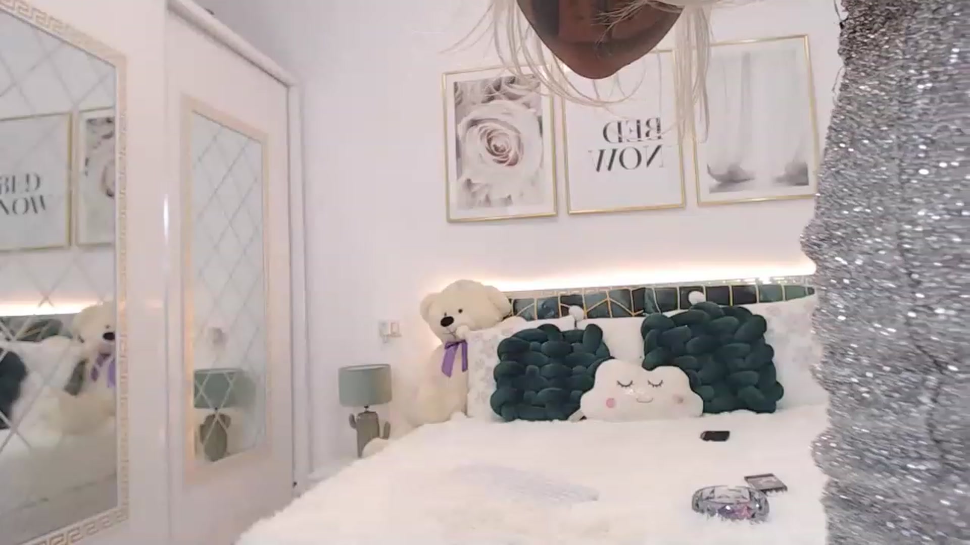 Gallery image thumbnail from MelanieLexxx's myfreecams stream on, 12/08/2022, 23:22 image 6 of 20