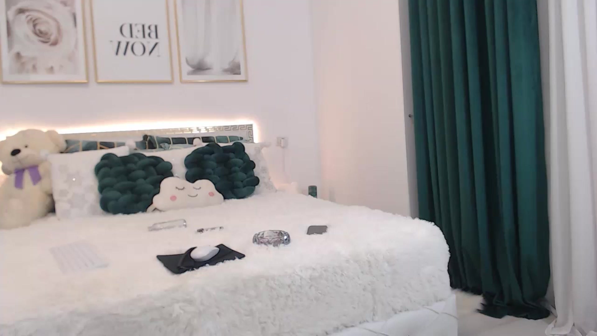 Gallery image thumbnail from MelanieLexxx's myfreecams stream on, 12/11/2022, 21:58 image 7 of 20