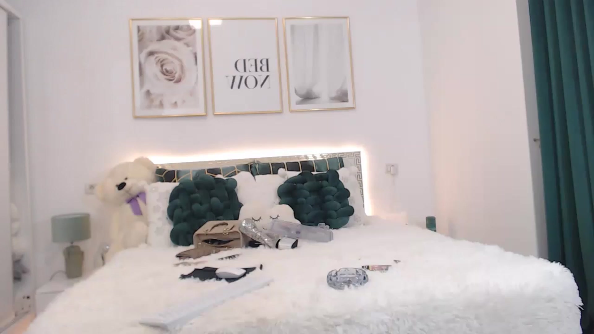 Gallery image thumbnail from MelanieLexxx's myfreecams stream on, 12/15/2022, 20:52 image 13 of 20