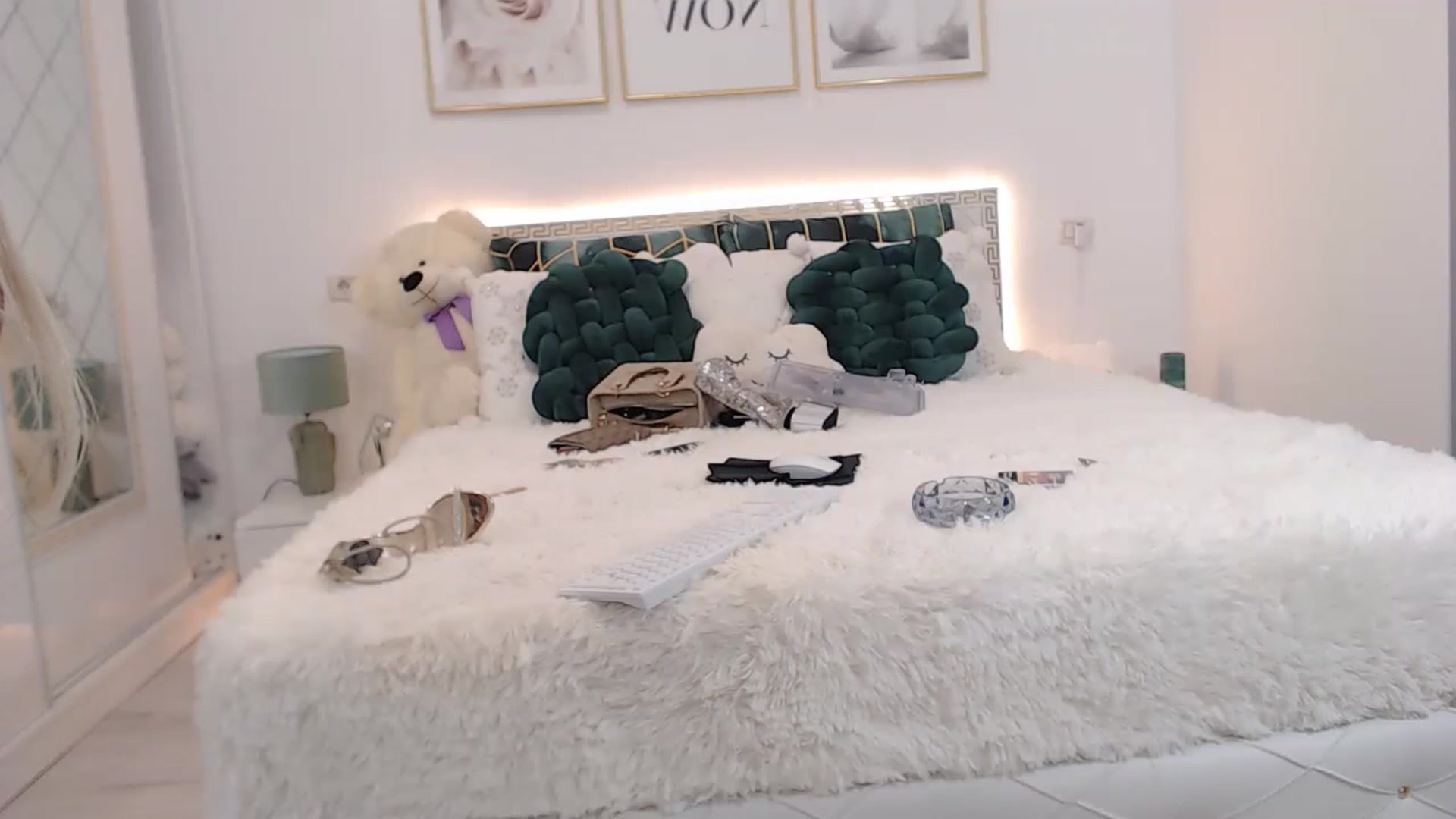 Gallery image thumbnail from MelanieLexxx's myfreecams stream on, 12/15/2022, 20:52 image 15 of 20