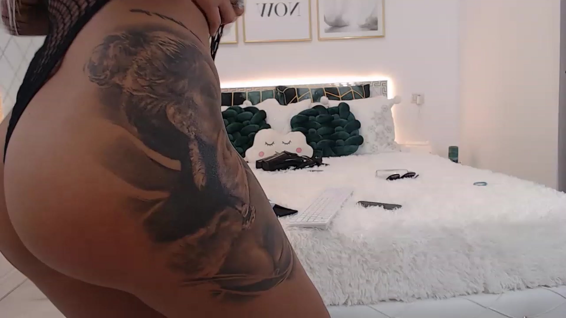 Gallery image thumbnail from MelanieLexxx's myfreecams stream on, 12/21/2022, 21:32 image 2 of 20