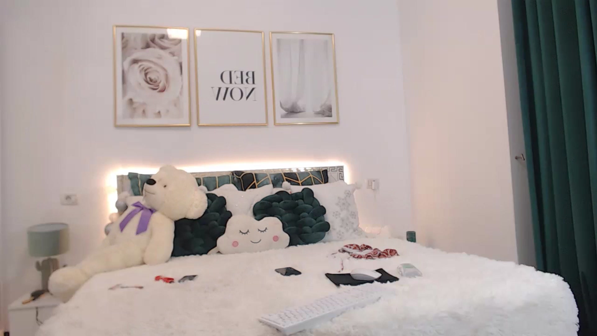 Gallery image thumbnail from MelanieLexxx's myfreecams stream on, 12/22/2022, 19:57 image 10 of 20