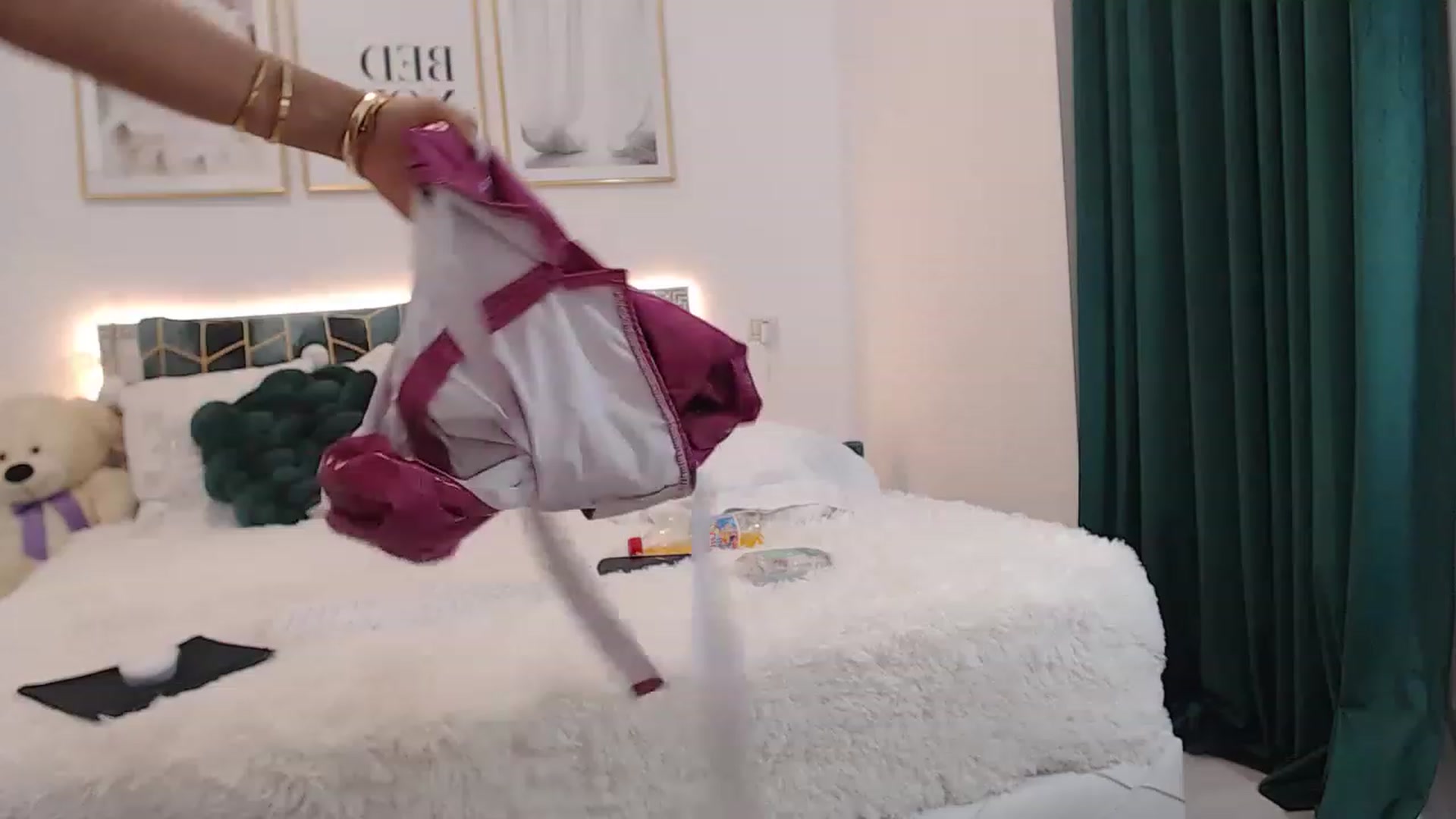 Gallery image thumbnail from MelanieLexxx's myfreecams stream on, 12/29/2022, 20:33 image 5 of 20