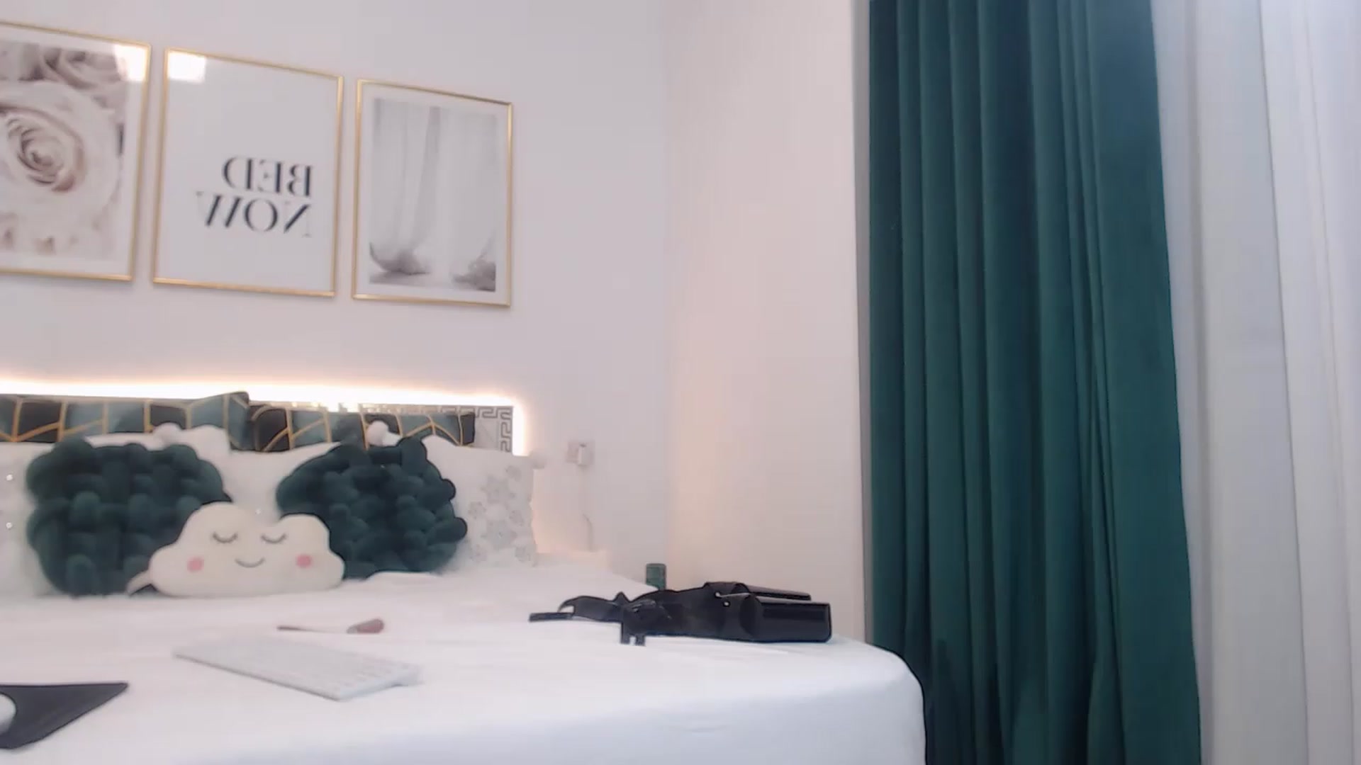 Gallery image thumbnail from MelanieLexxx's myfreecams stream on, 01/02/2023, 19:38 image 18 of 20