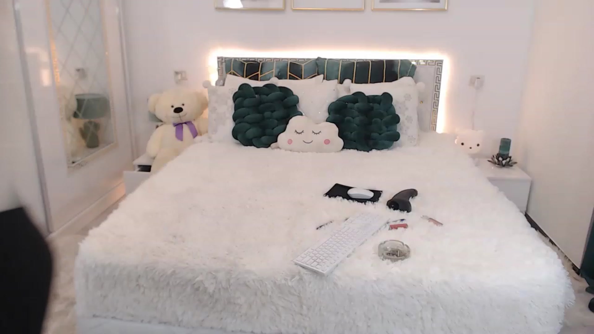 Gallery image thumbnail from MelanieLexxx's myfreecams stream on, 01/07/2023, 21:07 image 6 of 20
