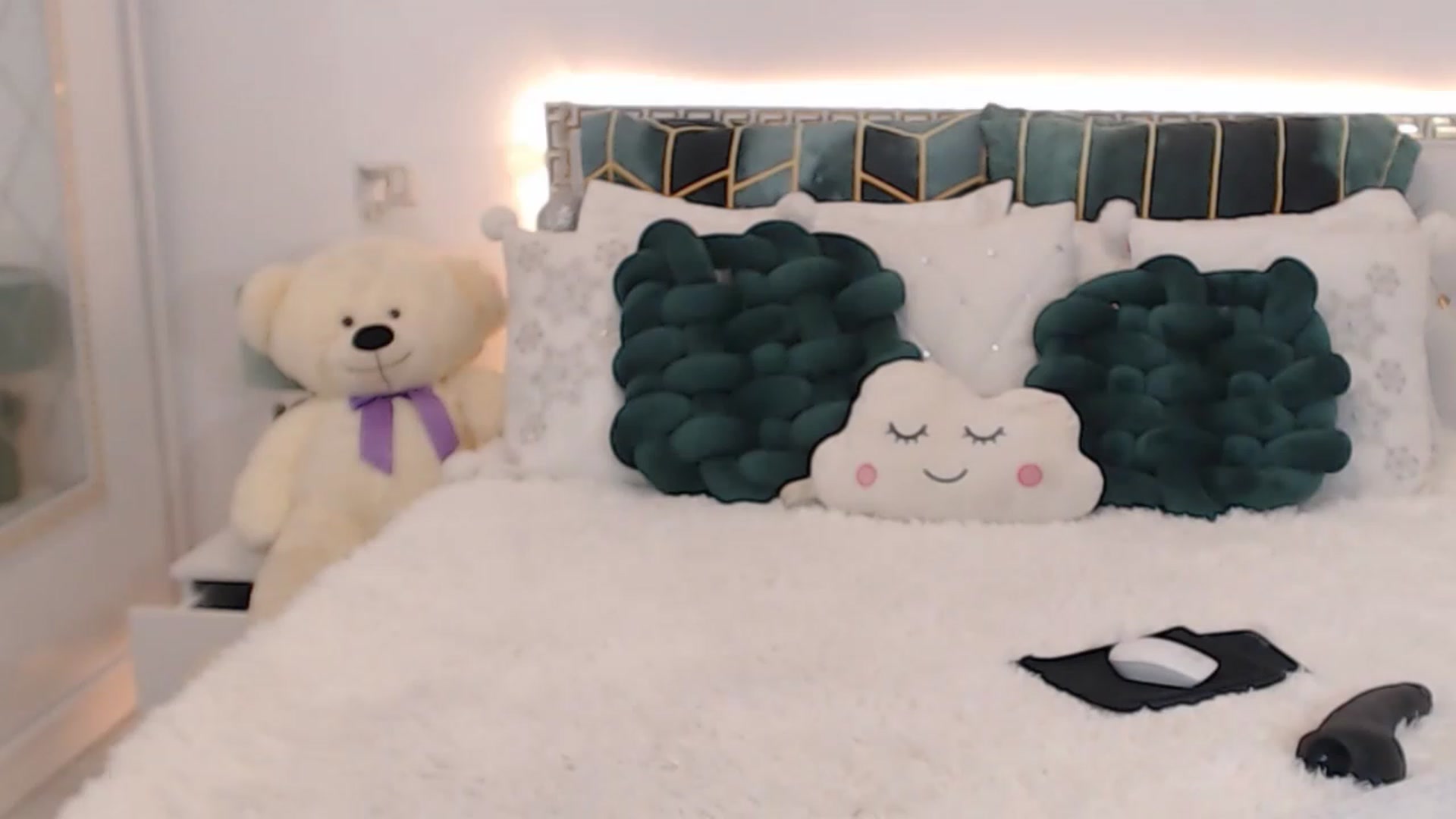 Gallery image thumbnail from MelanieLexxx's myfreecams stream on, 01/07/2023, 21:07 image 5 of 20