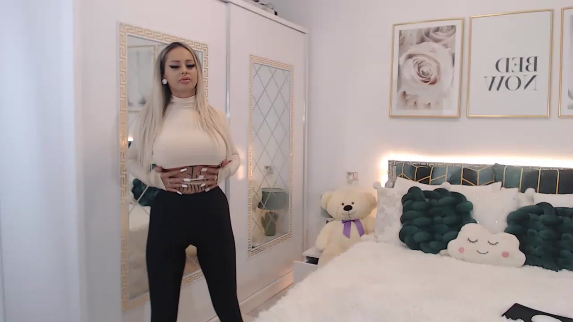 Gallery image thumbnail from MelanieLexxx's myfreecams stream on, 01/07/2023, 21:07 image 7 of 20