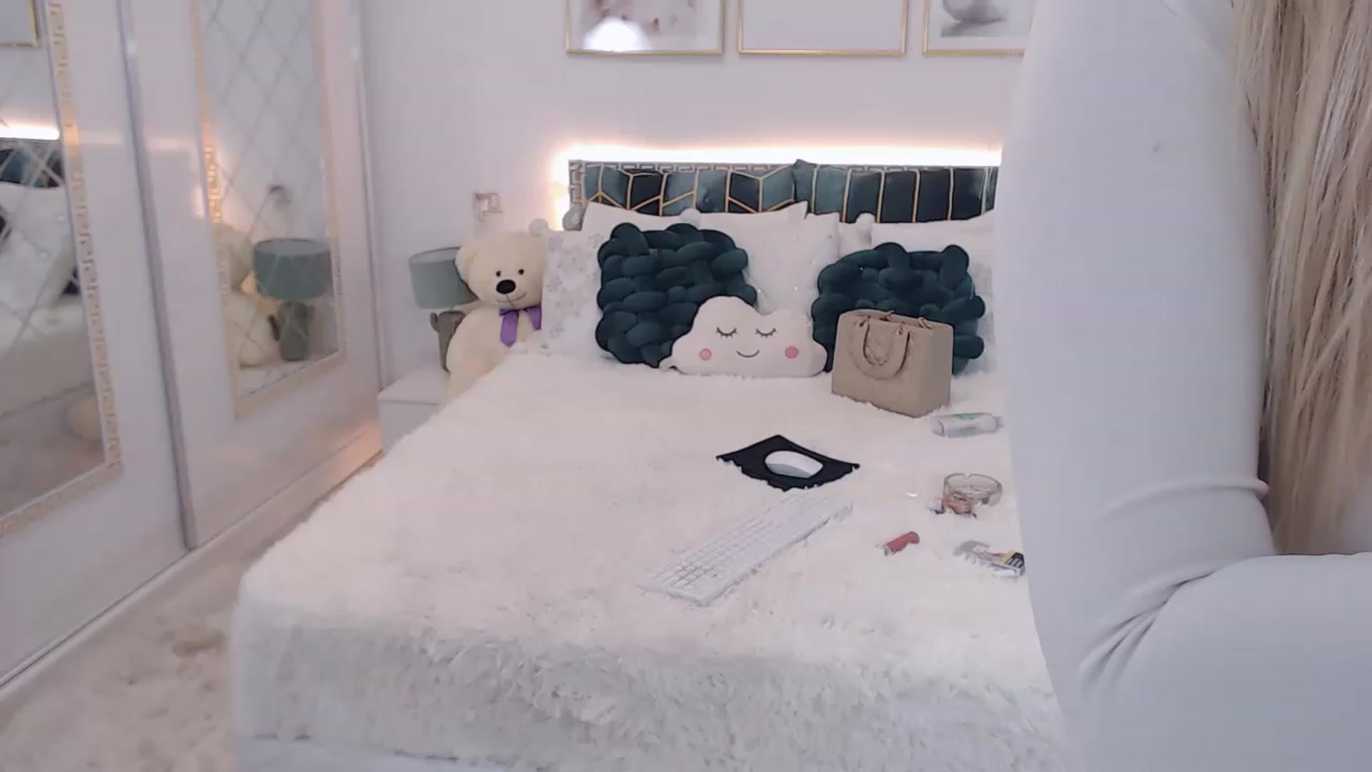 Gallery image thumbnail from MelanieLexxx's myfreecams stream on, 01/09/2023, 21:47 image 11 of 20