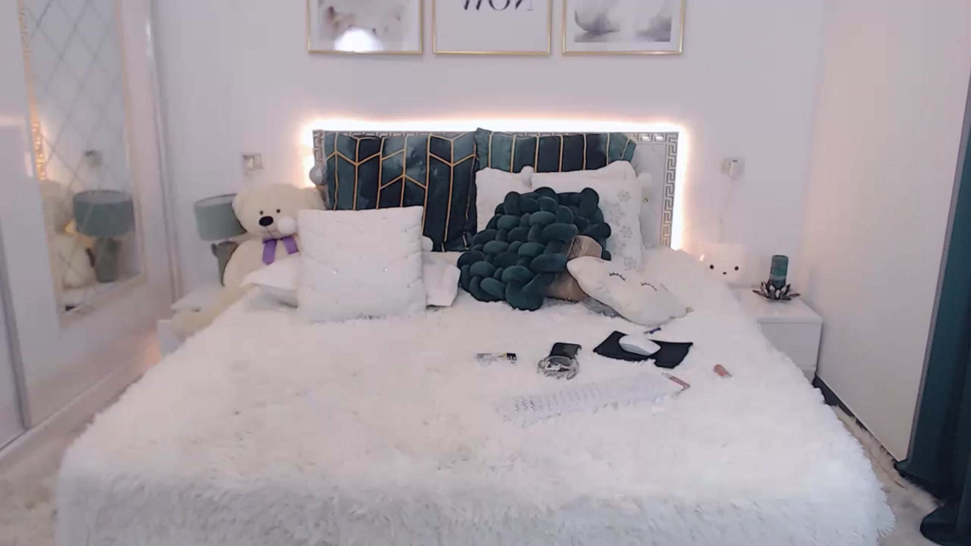 Gallery image thumbnail from MelanieLexxx's myfreecams stream on, 01/09/2023, 22:54 image 12 of 20
