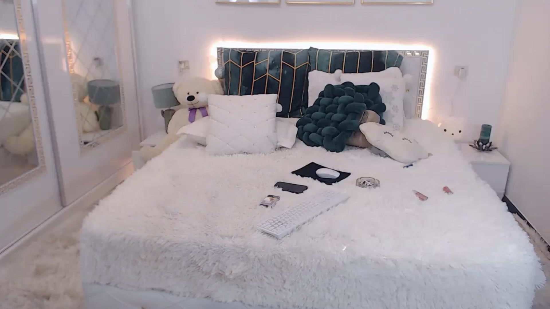 Gallery image thumbnail from MelanieLexxx's myfreecams stream on, 01/09/2023, 22:54 image 17 of 20