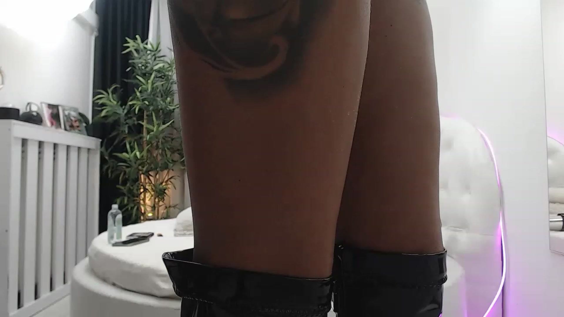 Gallery image thumbnail from MelanieLexxx's myfreecams stream on, 02/20/2023, 20:39 image 9 of 20