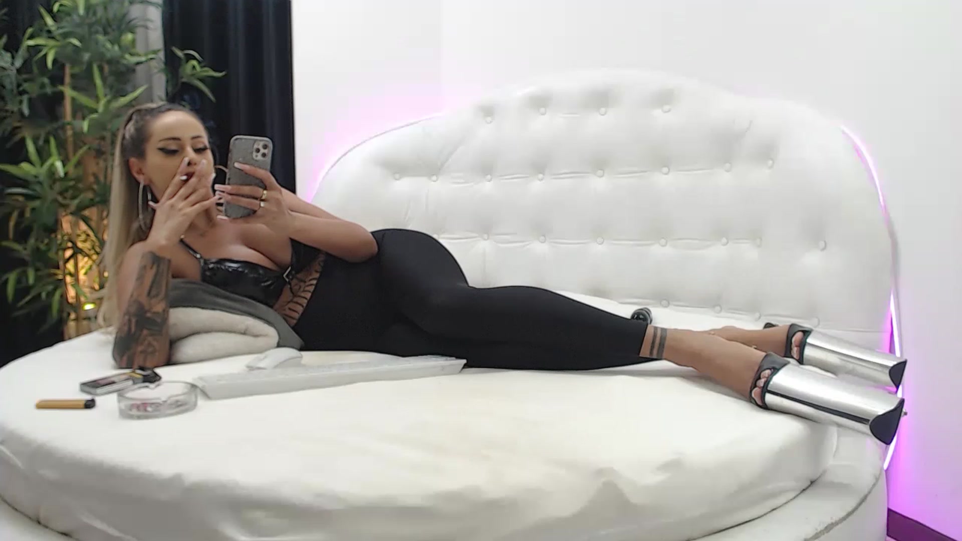 Gallery image thumbnail from MelanieLexxx's myfreecams stream on, 02/20/2023, 21:41 image 9 of 20