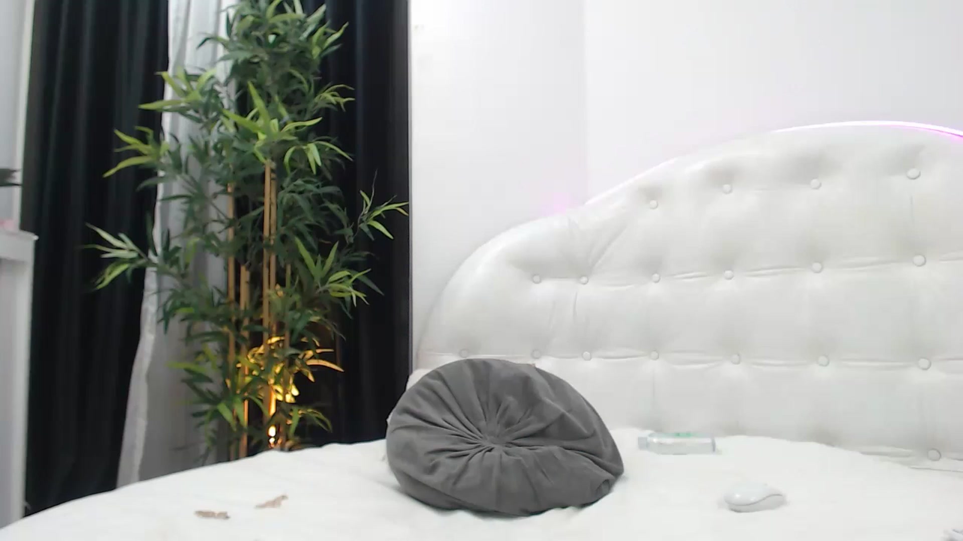 Gallery image thumbnail from MelanieLexxx's myfreecams stream on, 05/25/2023, 21:53 image 8 of 20