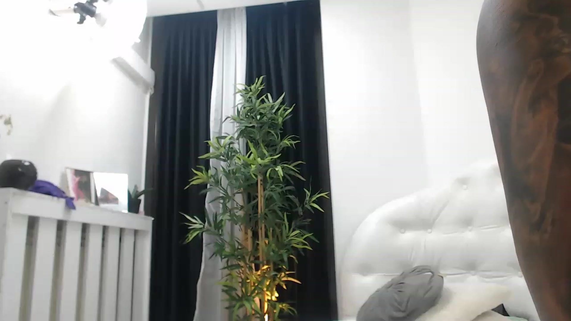 Gallery image thumbnail from MelanieLexxx's myfreecams stream on, 05/27/2023, 20:22 image 6 of 20
