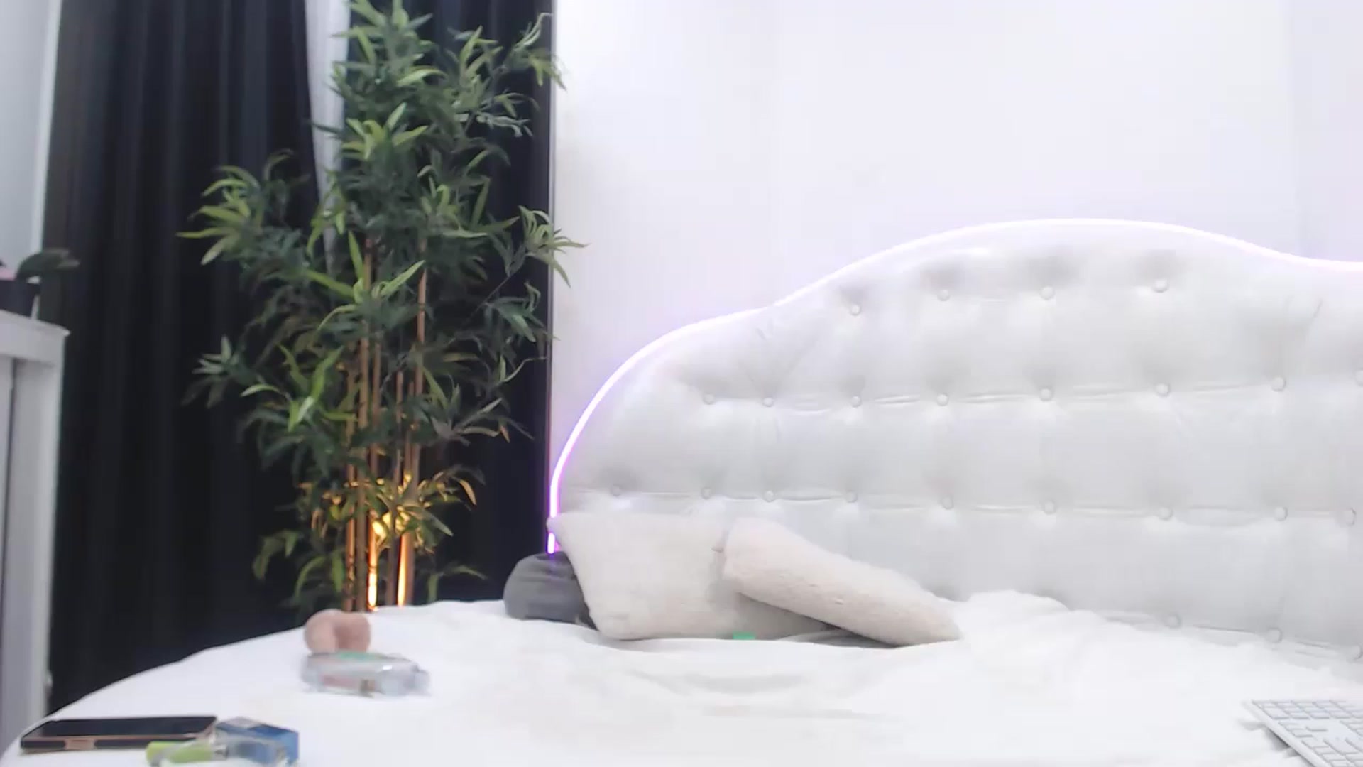 Gallery image thumbnail from MelanieLexxx's myfreecams stream on, 06/24/2023, 20:30 image 11 of 20