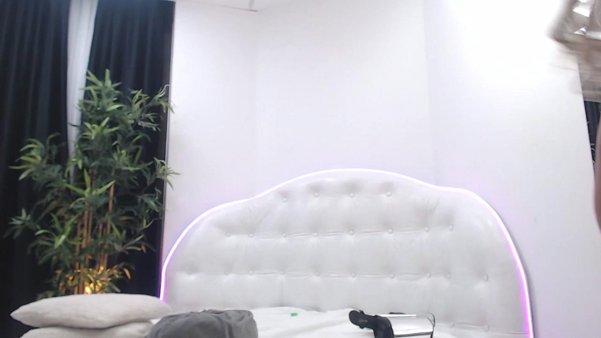 Gallery image thumbnail from MelanieLexxx's myfreecams stream on, 06/24/2023, 20:30 image 5 of 20