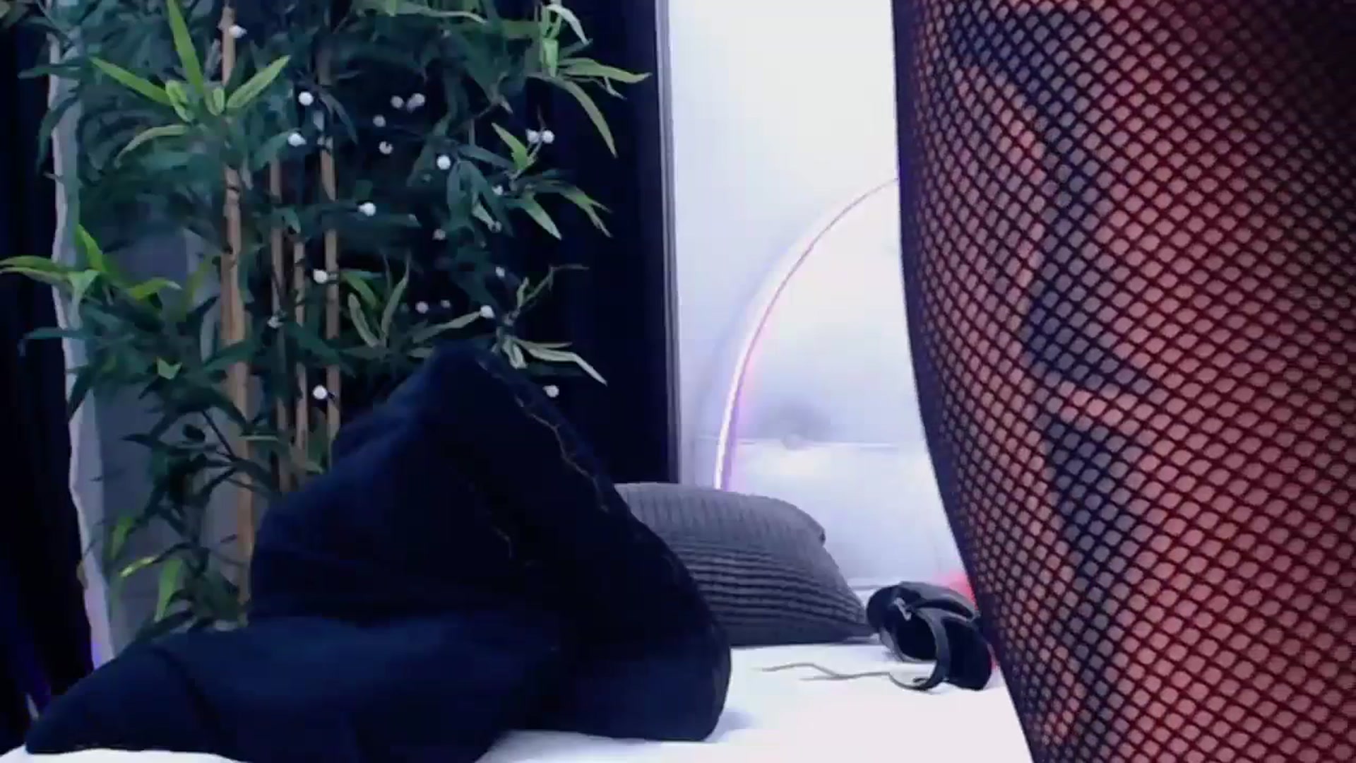 Gallery image thumbnail from MelanieLexxx's myfreecams stream on, 02/05/2024, 21:09 image 3 of 20