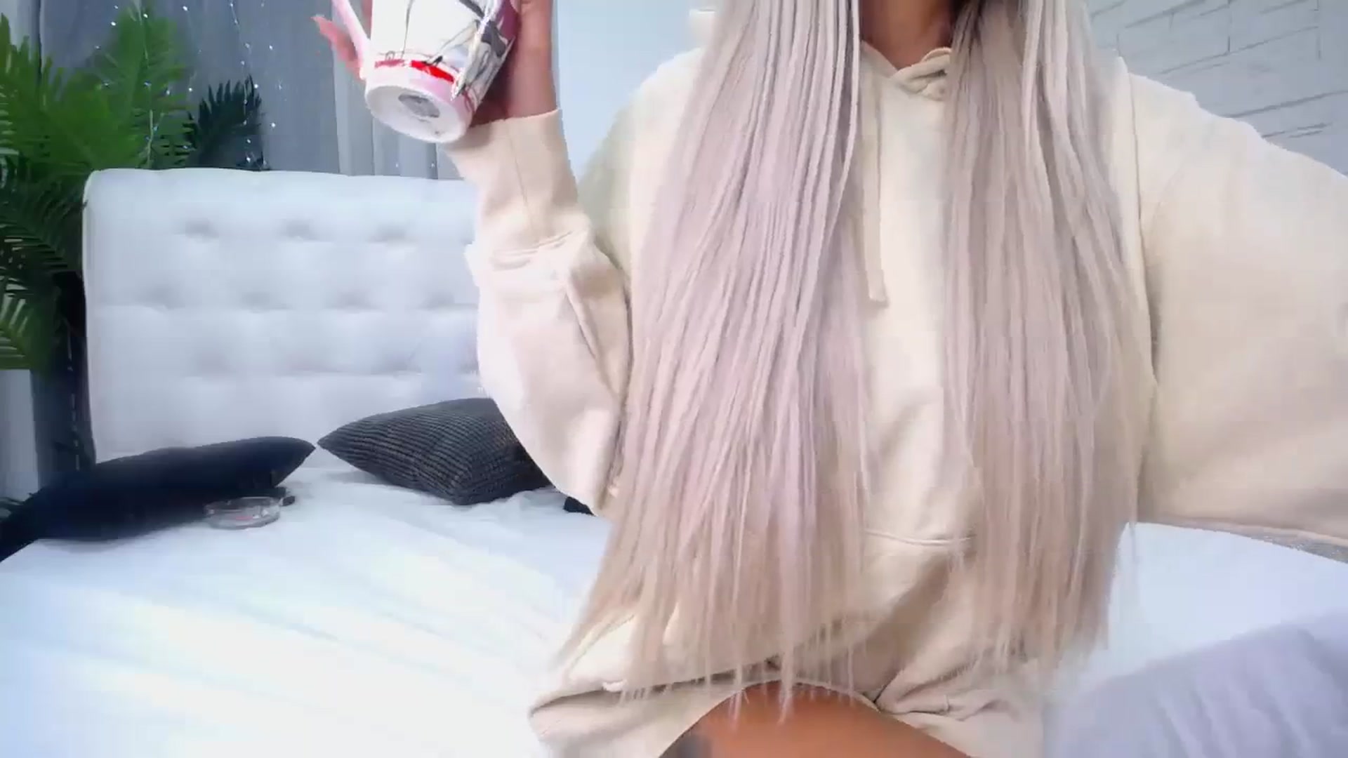 Gallery image thumbnail from MelanieLexxx's myfreecams stream on, 02/16/2024, 20:59 image 9 of 20