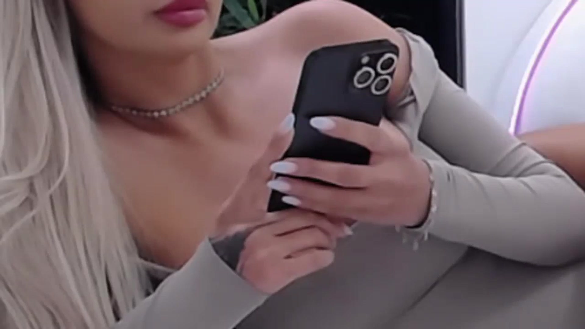 Gallery image thumbnail from MelanieLexxx's myfreecams stream on, 03/03/2024, 19:56 image 12 of 20
