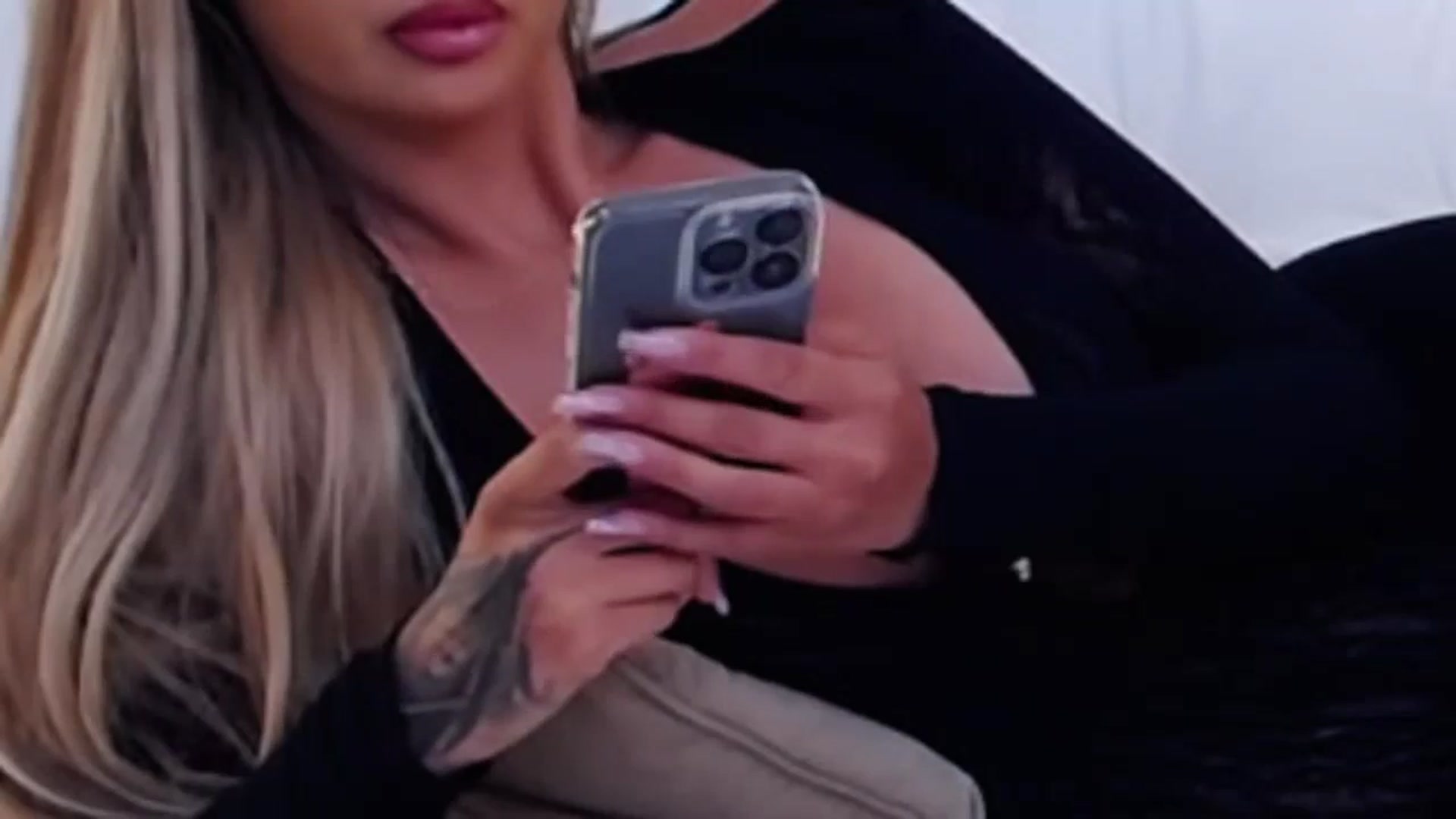 Gallery image thumbnail from MelanieLexxx's myfreecams stream on, 08/04/2024, 19:00 image 16 of 20
