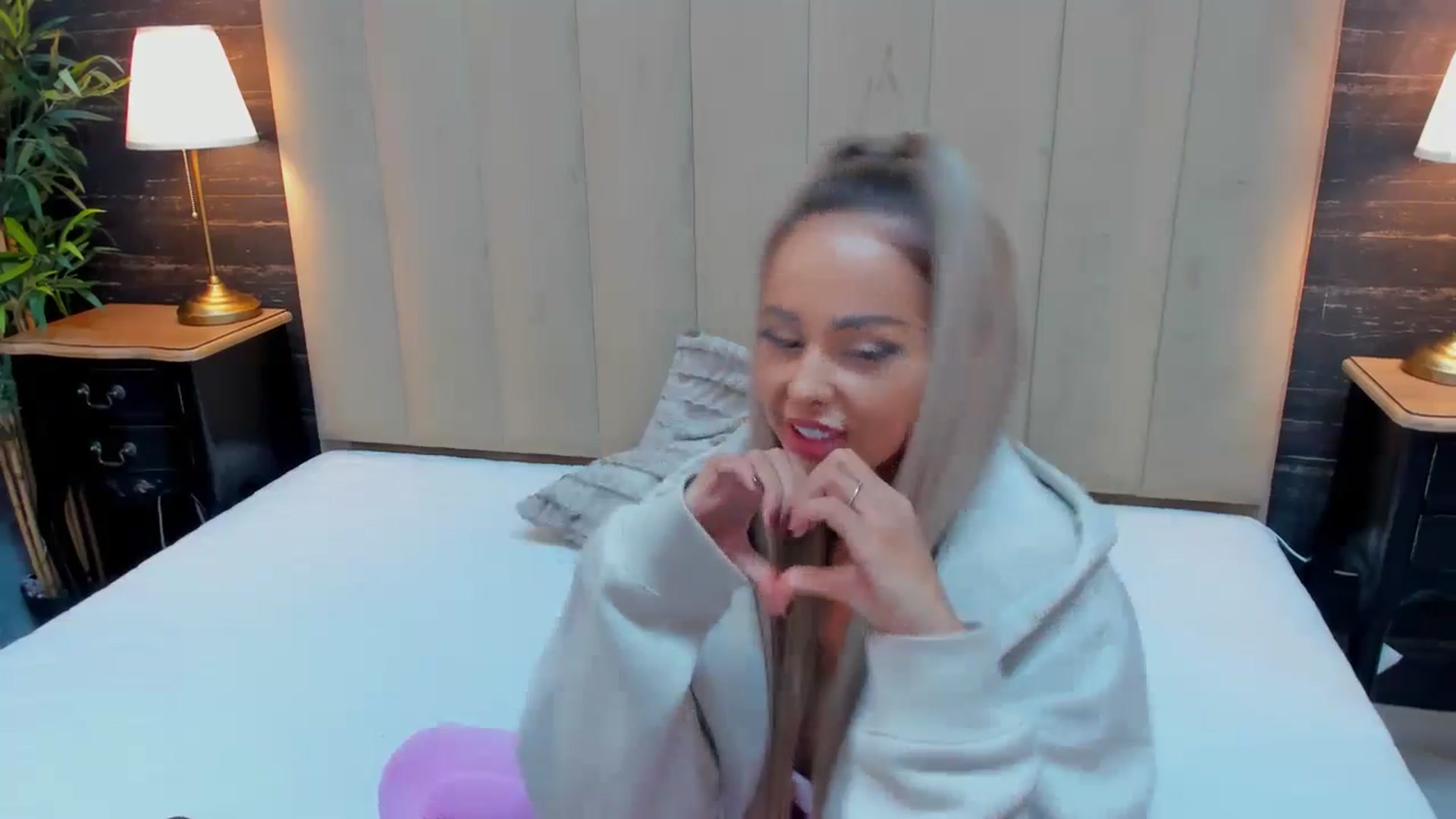 Gallery image thumbnail from MelanieLexxx's myfreecams stream on, 09/17/2024, 18:57 image 17 of 20