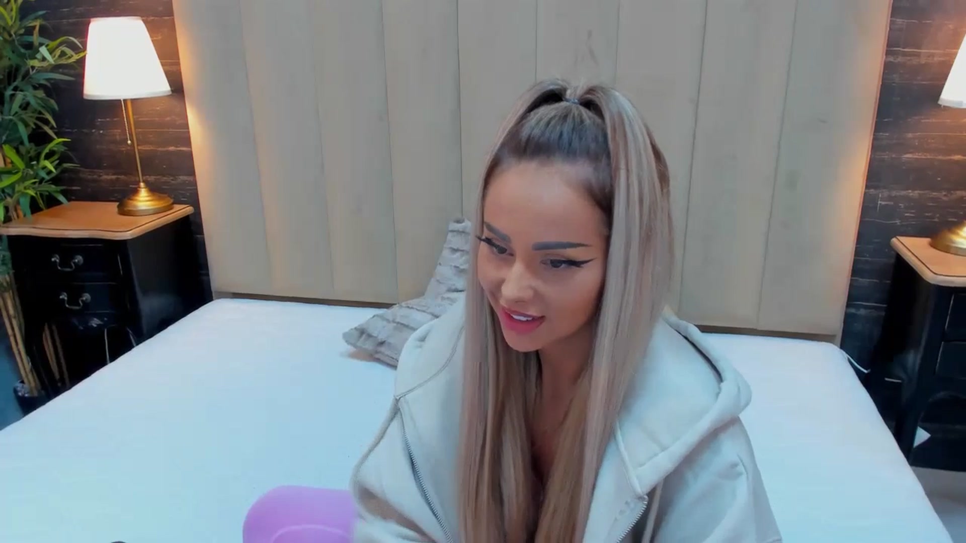 Gallery image thumbnail from MelanieLexxx's myfreecams stream on, 09/17/2024, 18:57 image 15 of 20