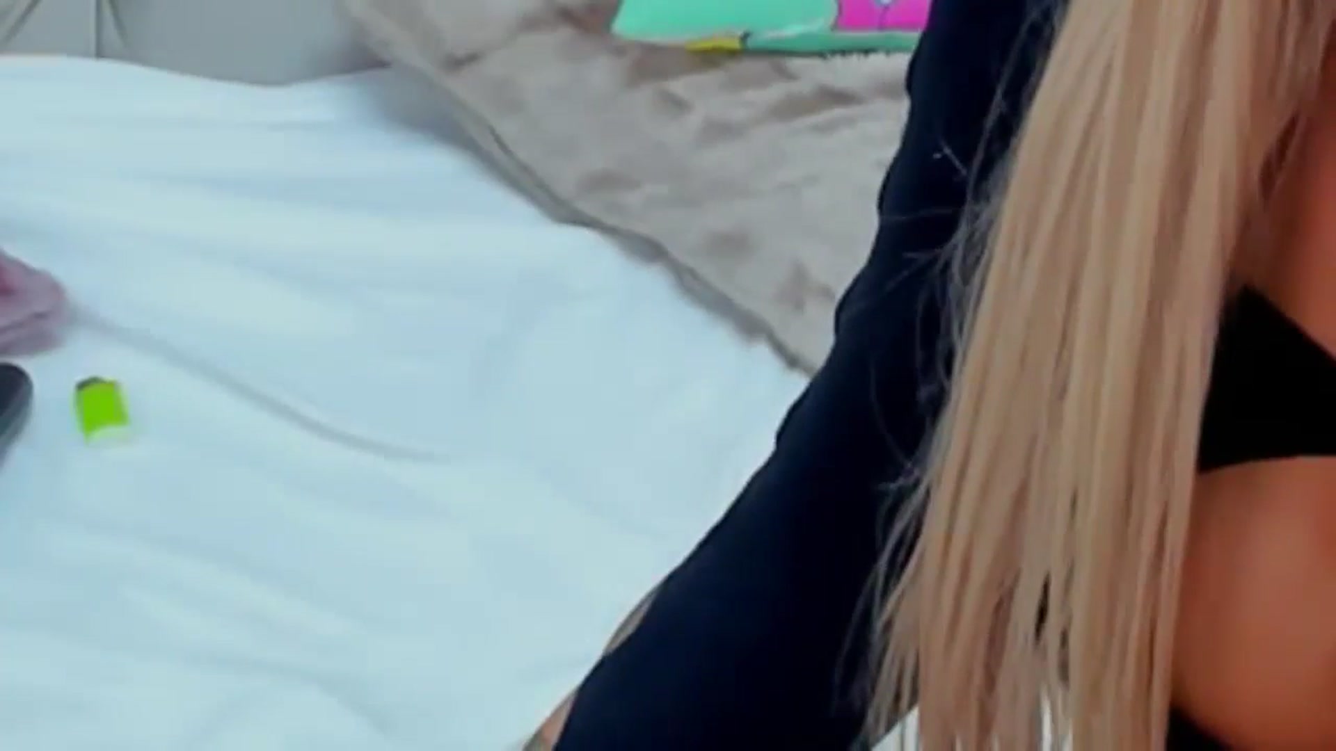 Gallery image thumbnail from MelanieLexxx's myfreecams stream on, 11/20/2024, 22:23 image 3 of 20
