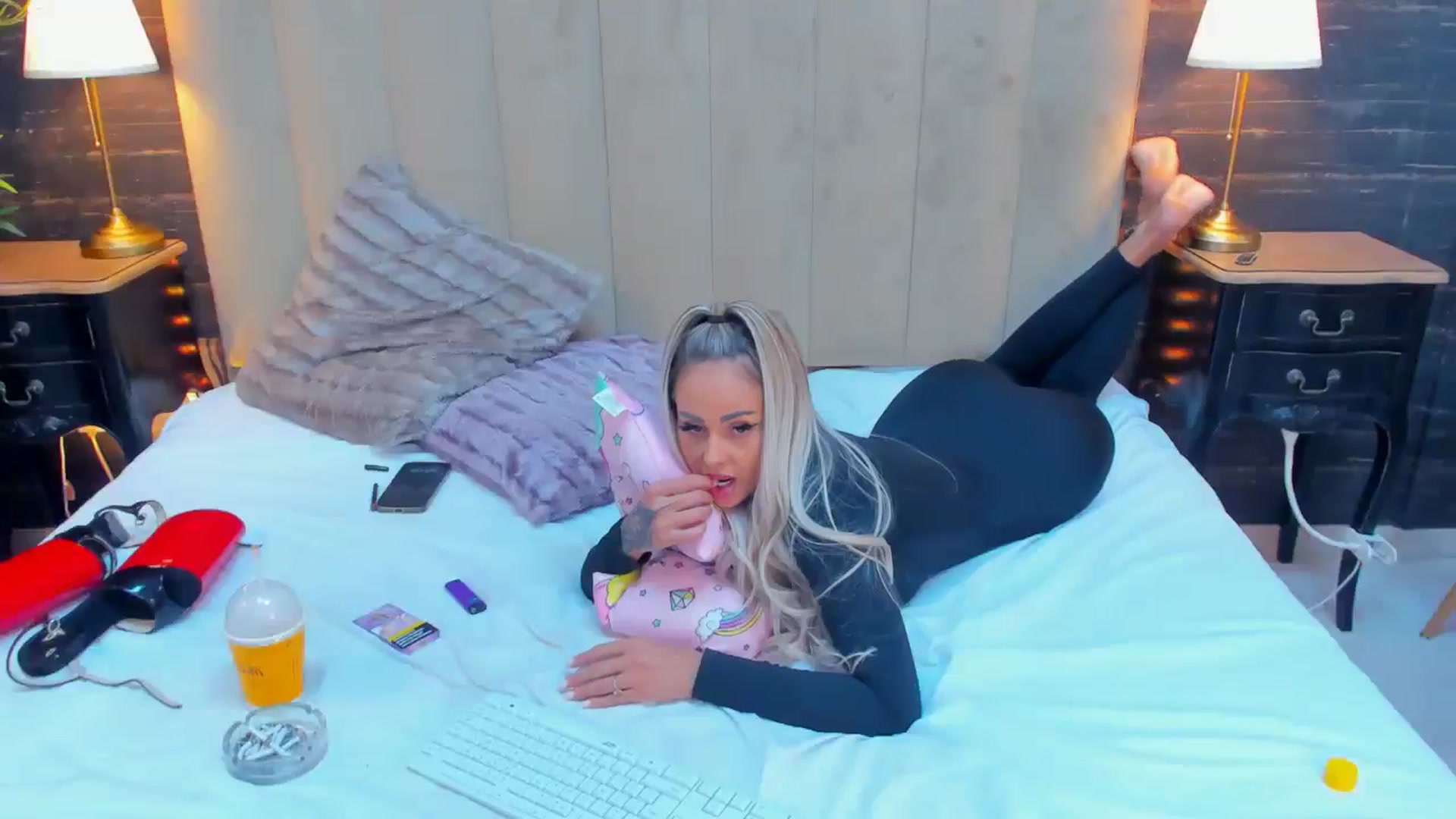 Gallery image thumbnail from MelanieLexxx's myfreecams stream on, 12/12/2024, 22:15 image 17 of 20