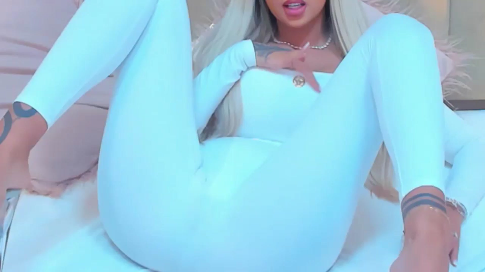 Gallery image thumbnail from MelanieLexxx's myfreecams stream on, 12/19/2024, 20:35 image 1 of 20
