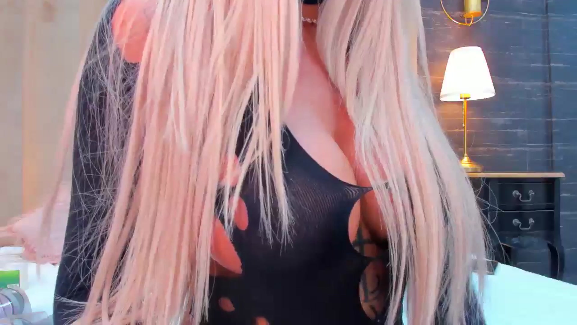 Gallery image thumbnail from MelanieLexxx's myfreecams stream on, 12/19/2024, 20:35 image 13 of 20