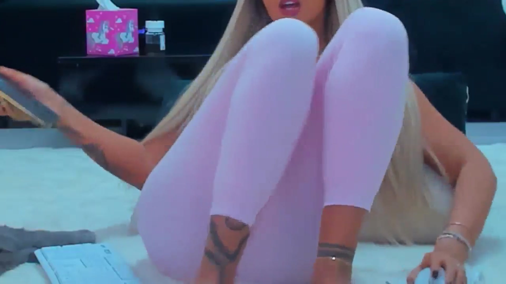 Gallery image thumbnail from MelanieLexxx's myfreecams stream on, 01/26/2025, 20:13 image 16 of 20