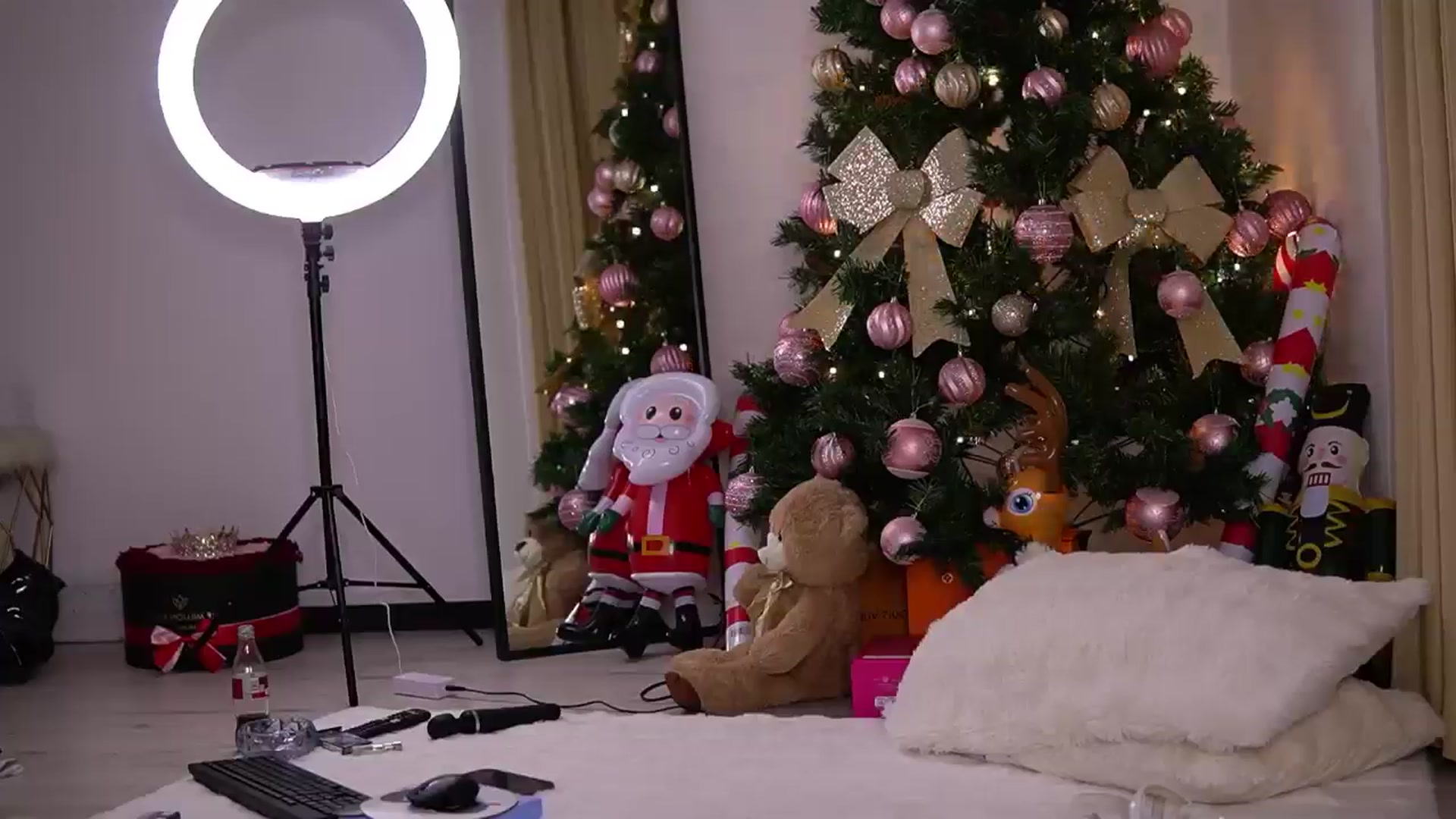Gallery image thumbnail from MelanieLexxx's myfreecams stream on, 12/25/2025, 23:28 image 5 of 20