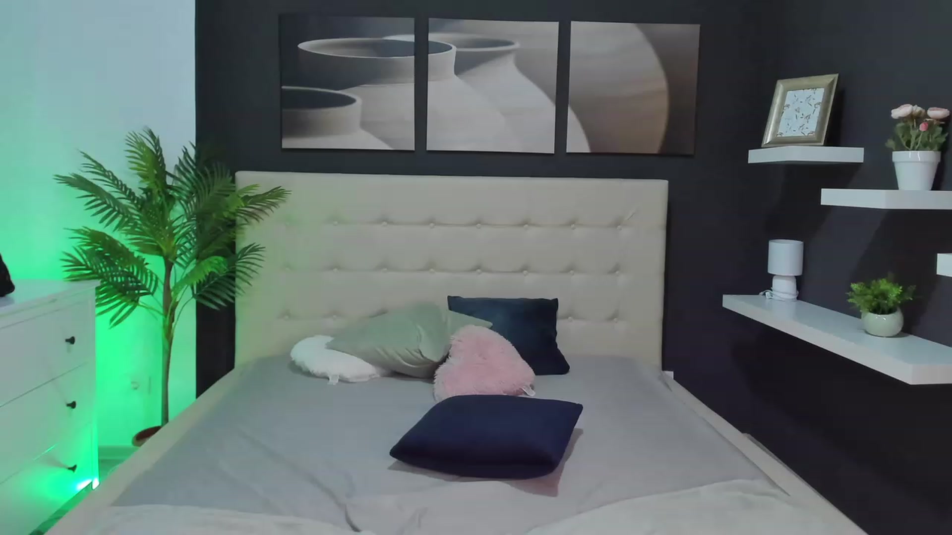 Gallery image thumbnail from MelanieNolan's myfreecams stream on, 10/13/2023, 12:52 image 3 of 20