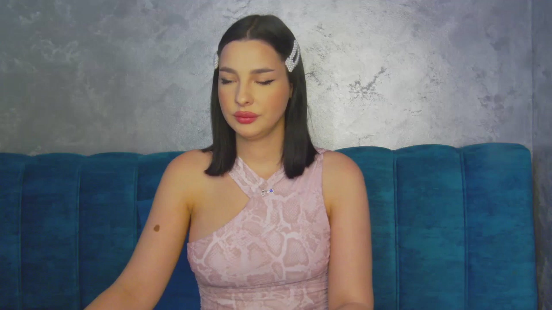 Gallery image thumbnail from MelisRoom's myfreecams stream on, 04/26/2025, 15:29 image 17 of 20