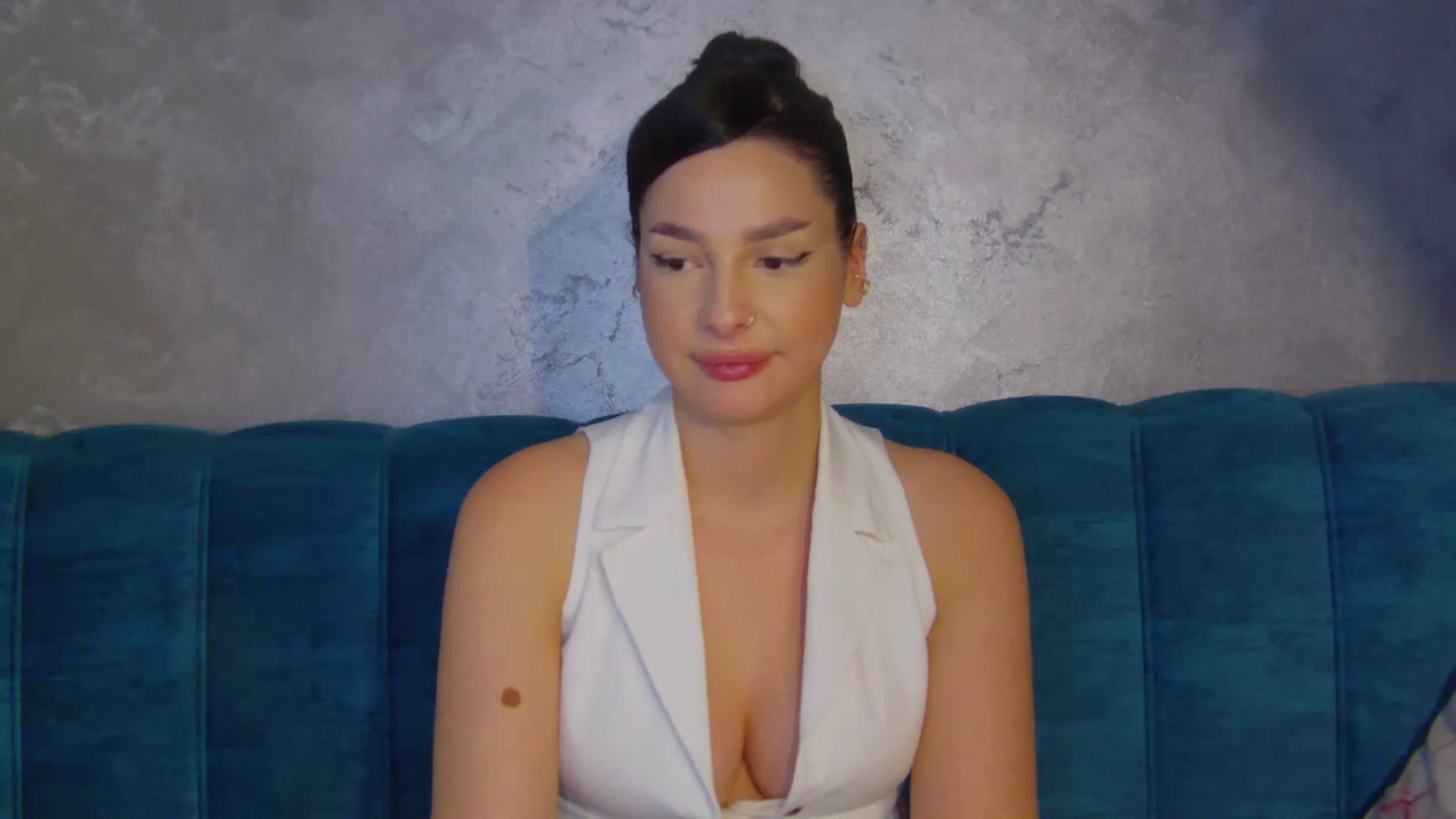 Gallery image thumbnail from MelisRoom's myfreecams stream on, 04/30/2025, 19:04 image 15 of 20