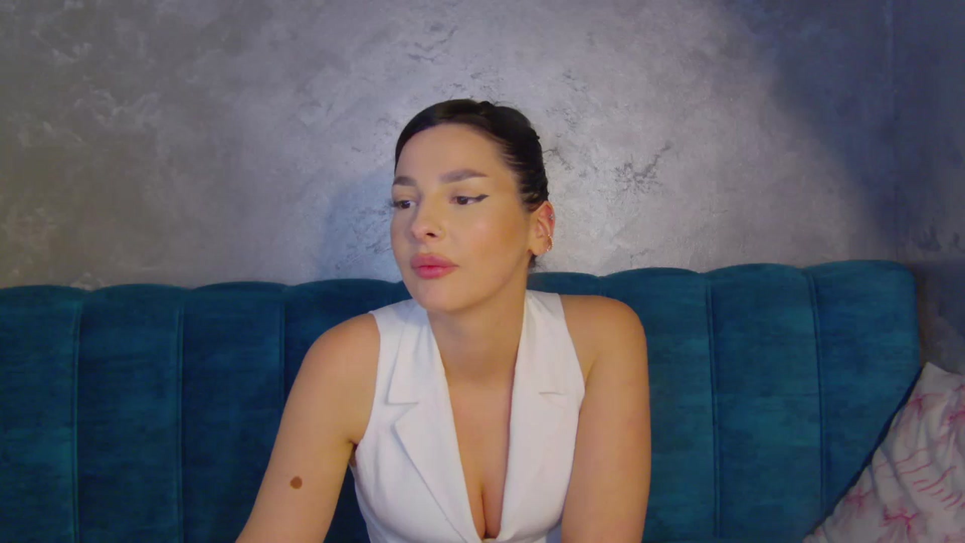 Gallery image thumbnail from MelisRoom's myfreecams stream on, 04/30/2025, 19:04 image 5 of 20