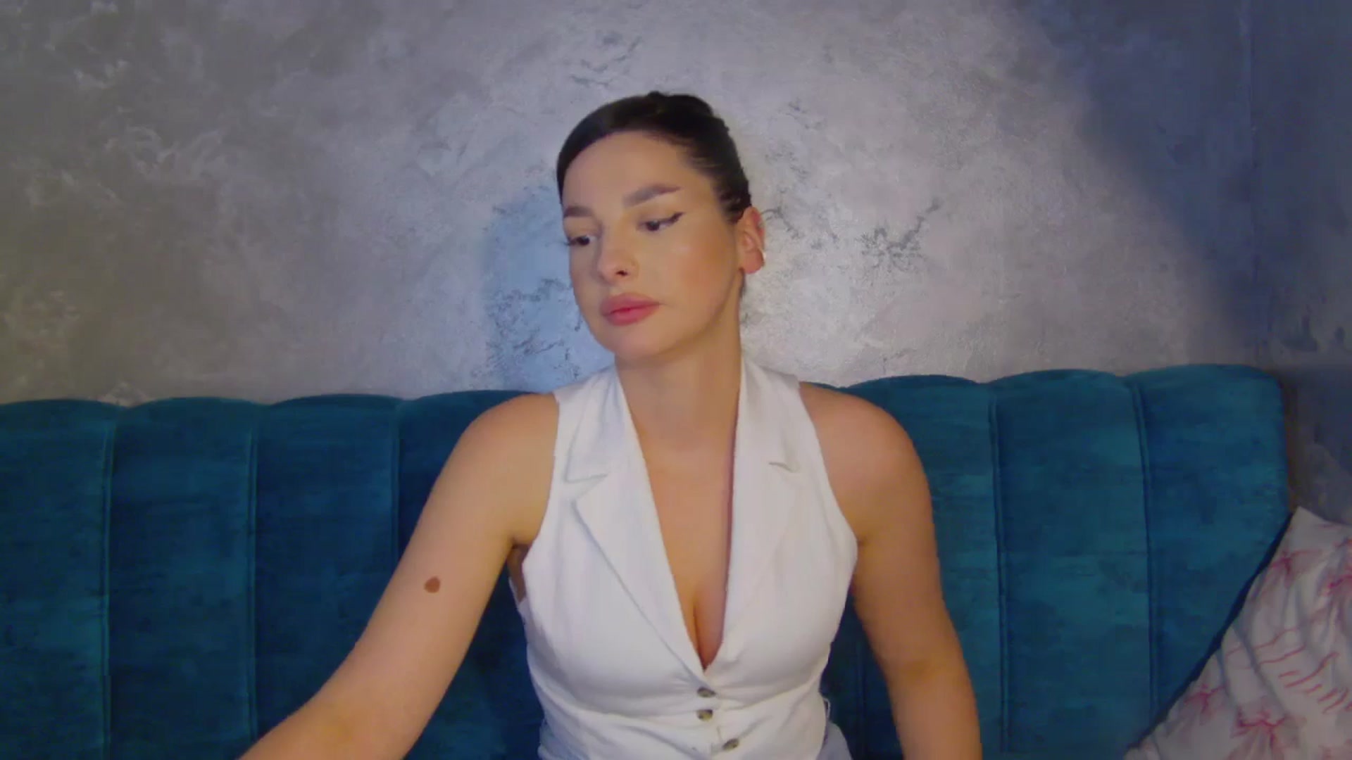 Gallery image thumbnail from MelisRoom's myfreecams stream on, 04/30/2025, 19:04 image 6 of 20